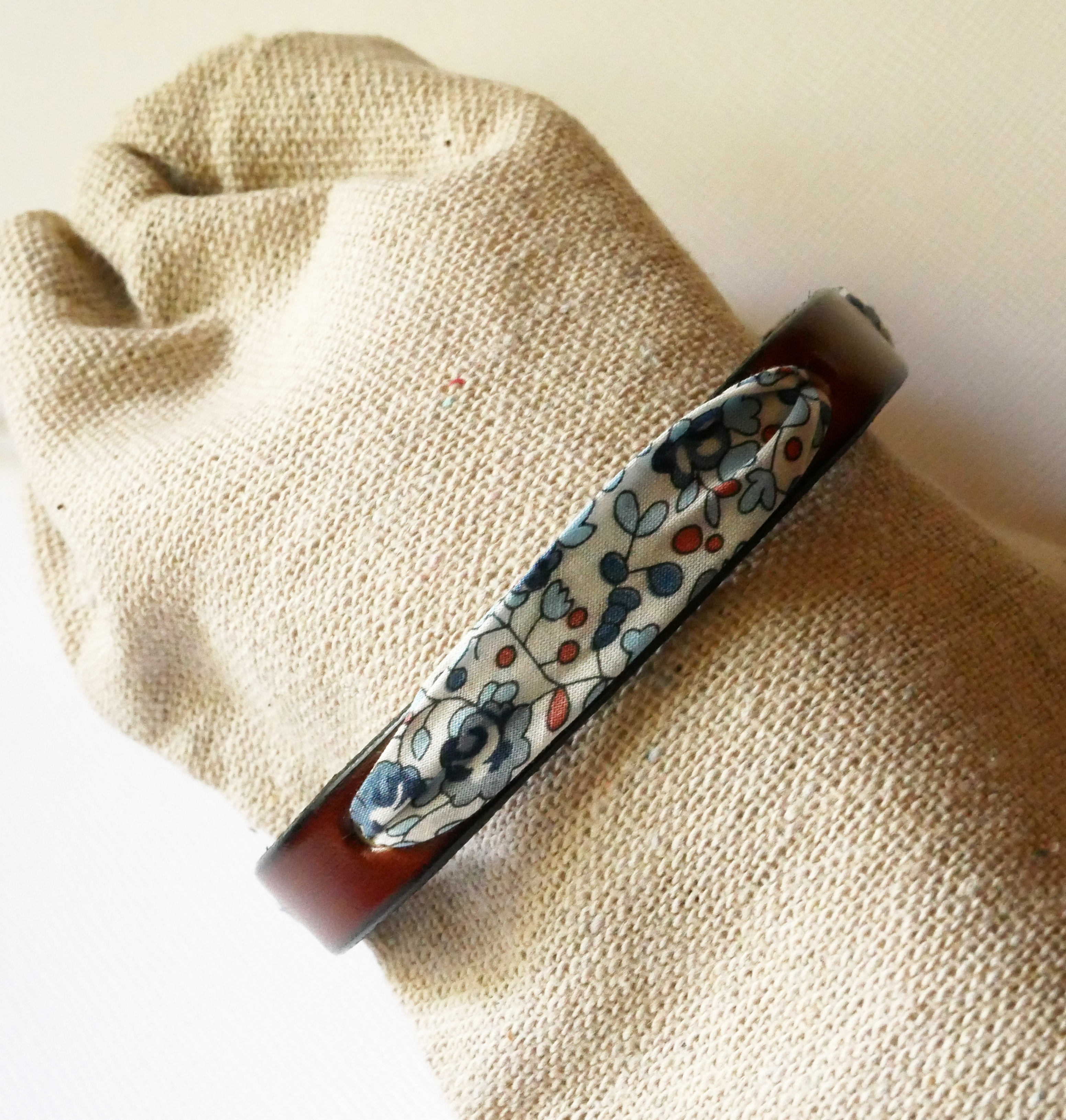 Florâme-armband med libertyband Eloïse blå blommor på brunt läder