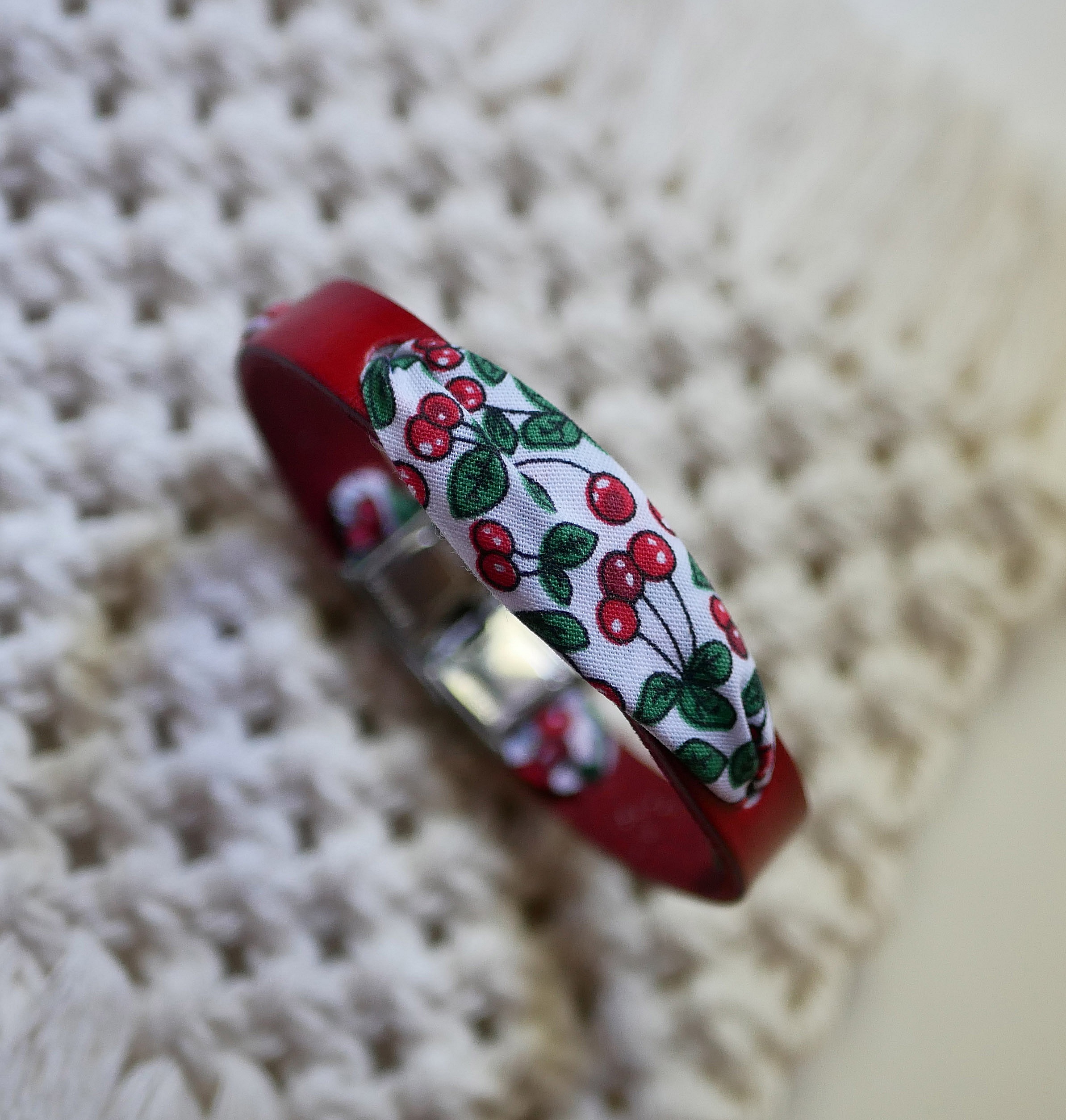 Flor&acirc;me-armband med band av k&ouml;rsb&auml;rsfrukt p&aring; r&ouml;tt l&auml;der