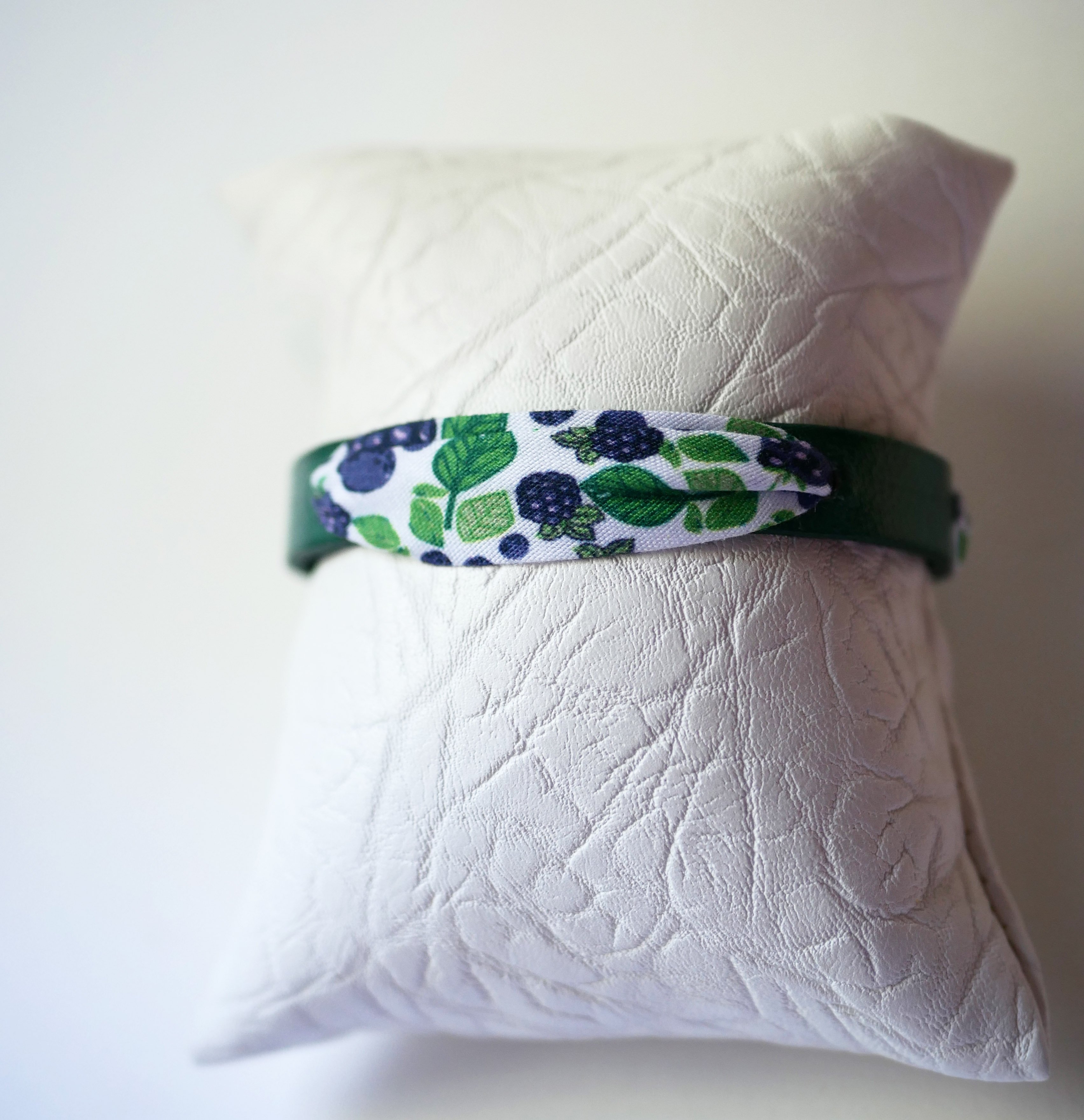 Florâme-armband med björnbärsfruktsband på grönt läder