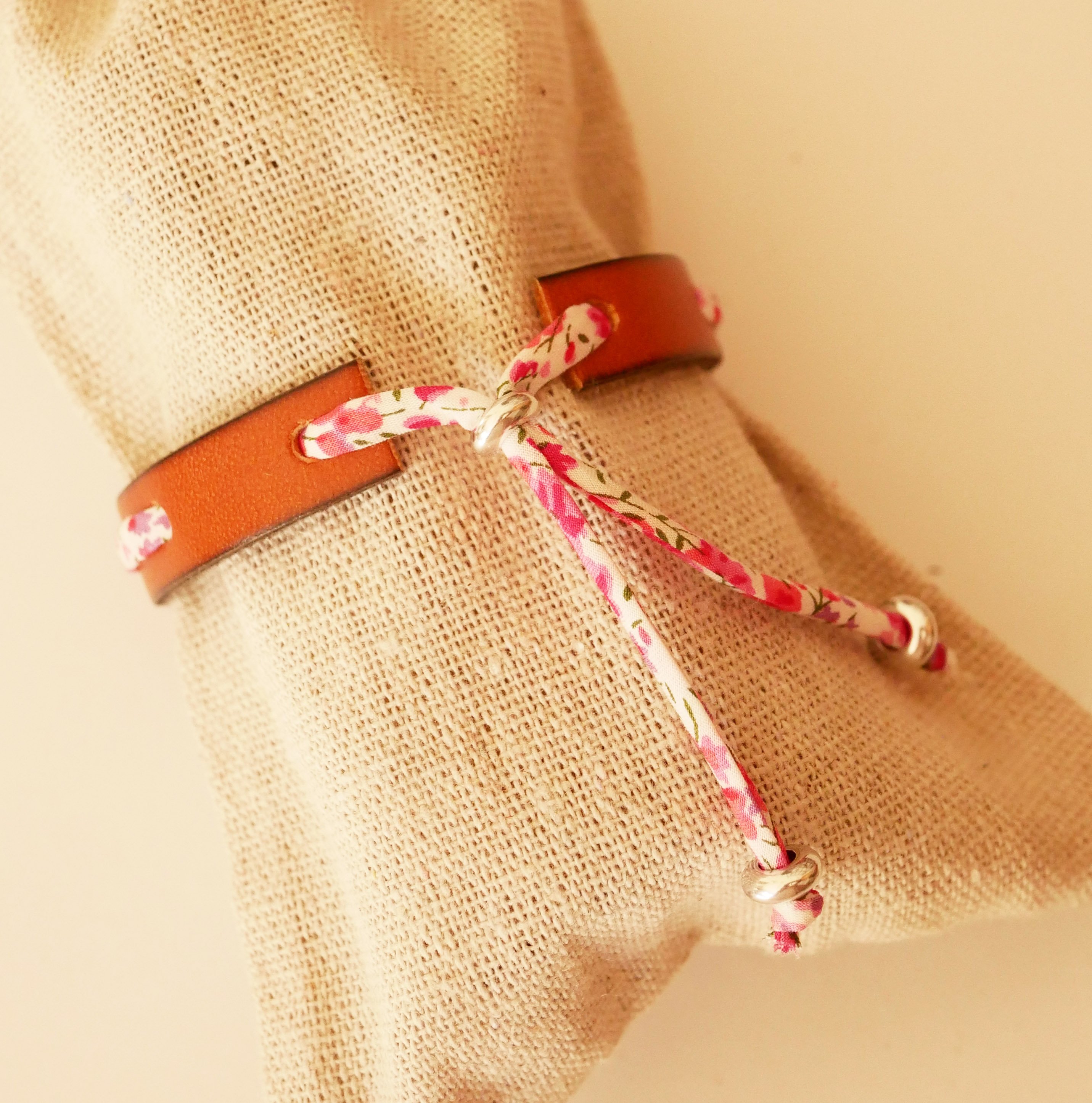 Florâme-armband med Phoebe Rose liberty-band på brunt läder