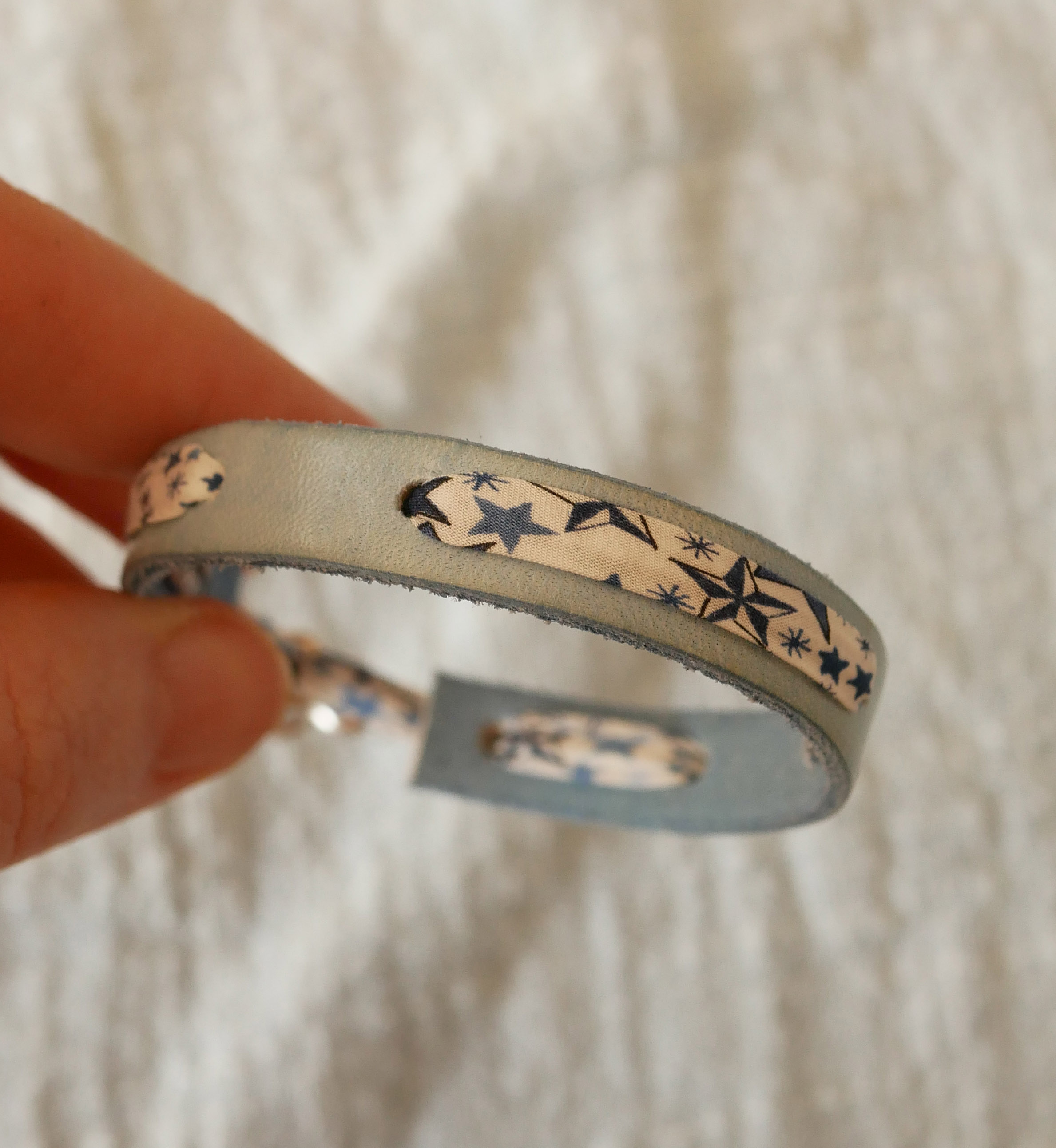 Florâme-armband med libertyband blå stjärnor på himmelskt läder