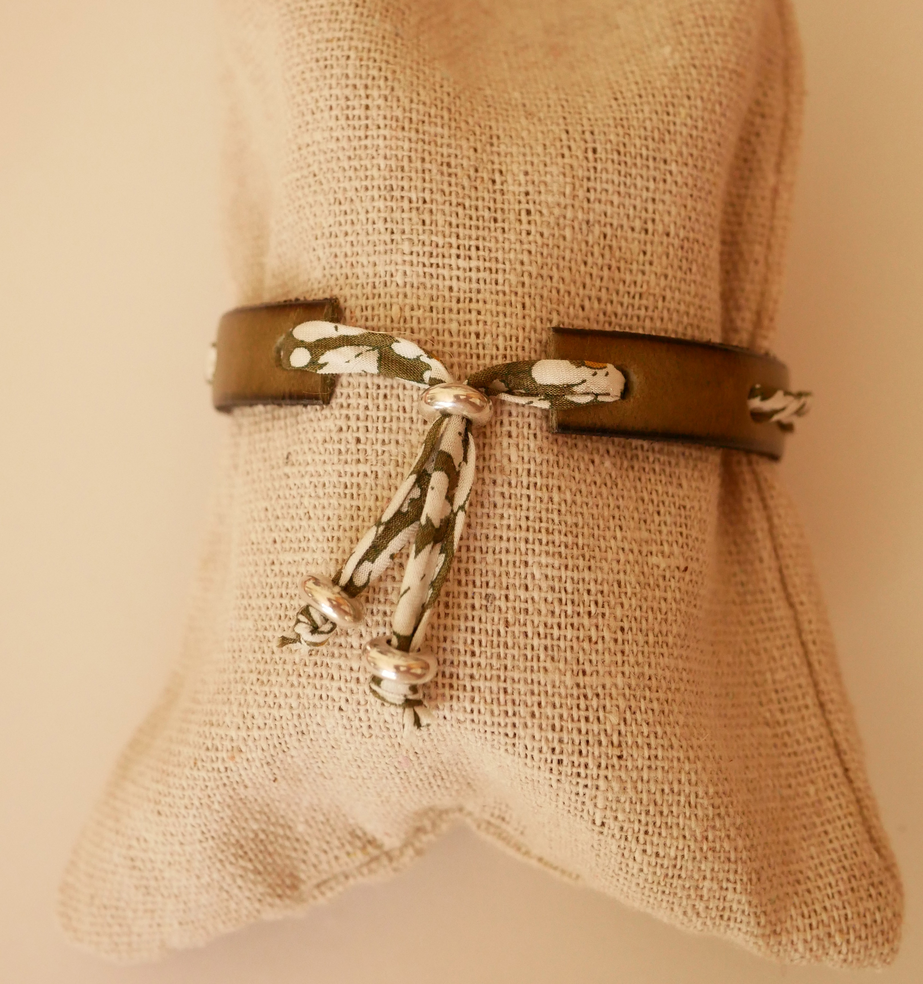 Florâme-armband med grönt libertyband på limegrönt läder
