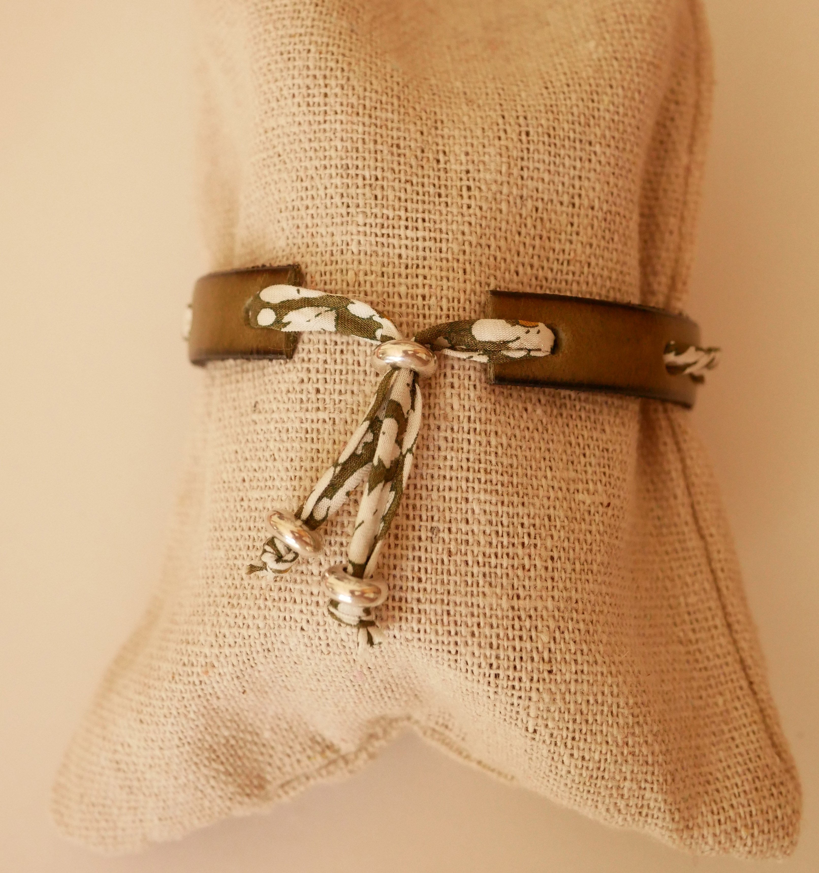 Florâme-armband med grönt libertyband på limegrönt läder