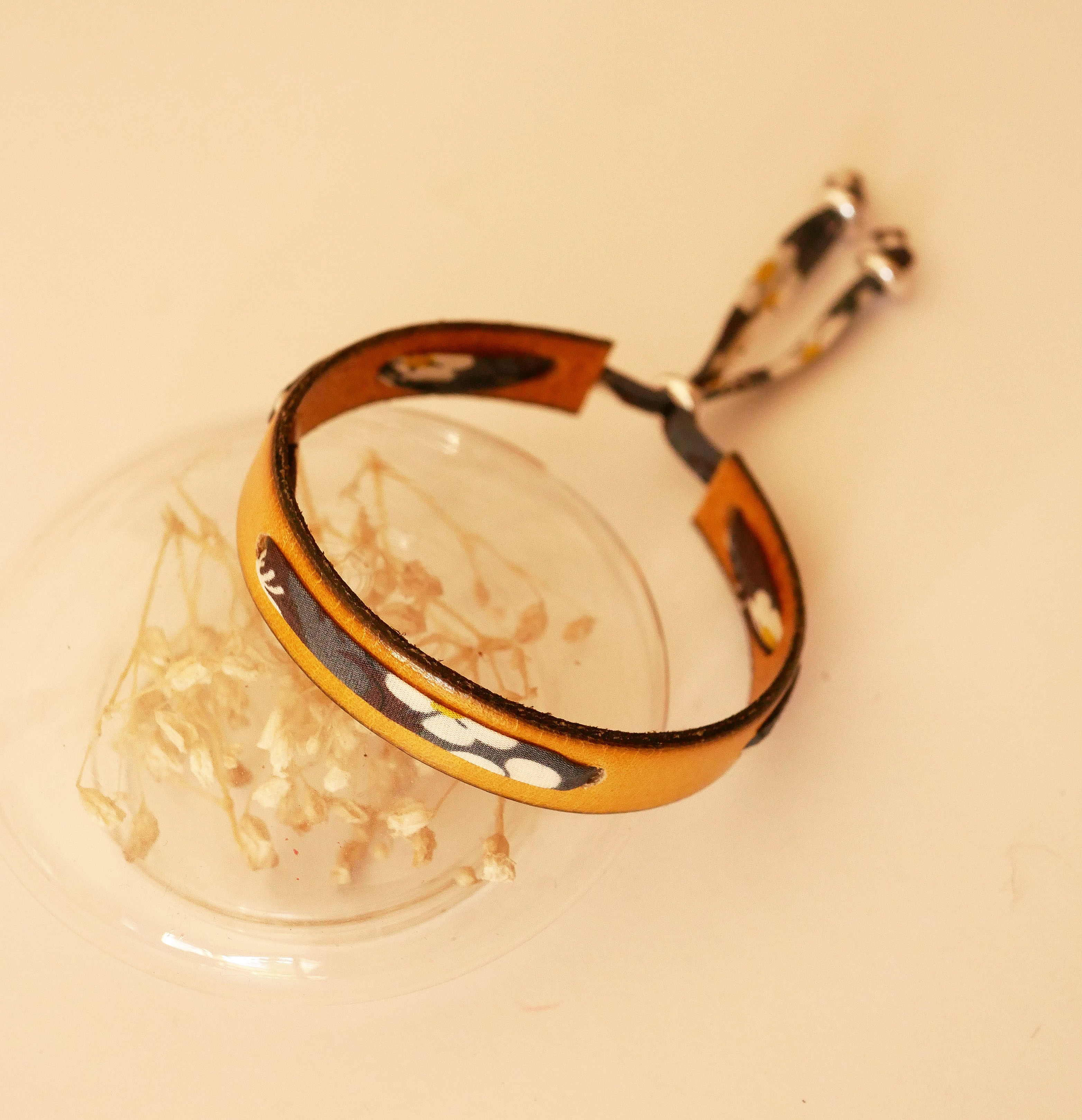 Flor&acirc;me-armband med gr&aring;tt Misti liberty-band p&aring; senapsf&auml;rgat l&auml;der