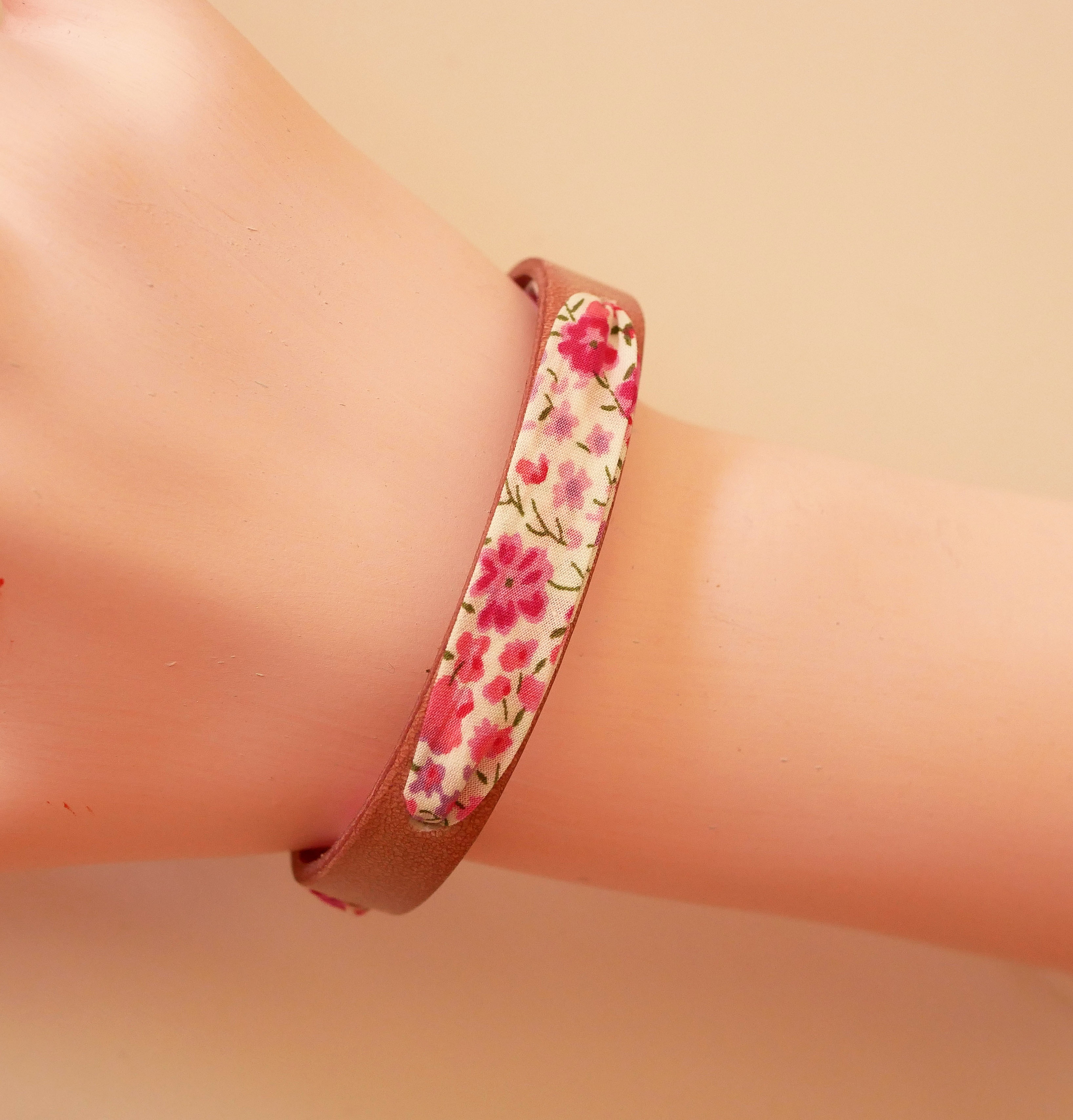 Flor&acirc;me-armband med rosa blommor i libertyband p&aring; &aring;ldrat rosa l&auml;der