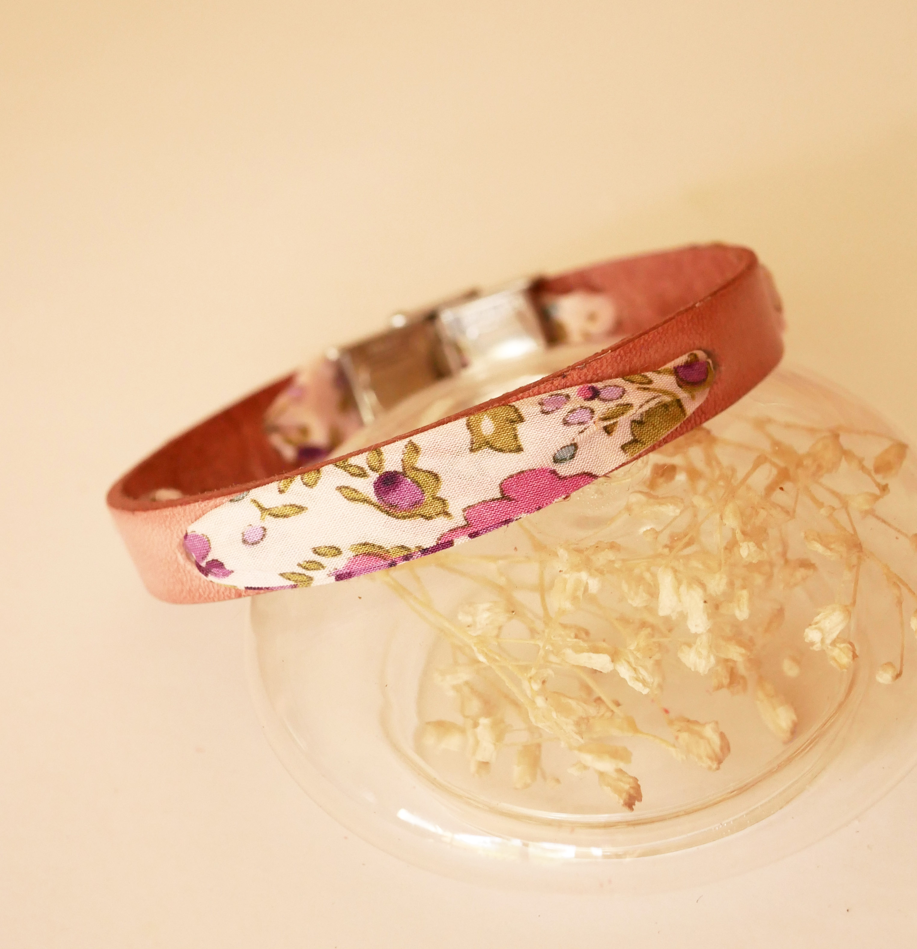 Florâme-armband med libertyband och lila blommor på åldrat rosa läder
