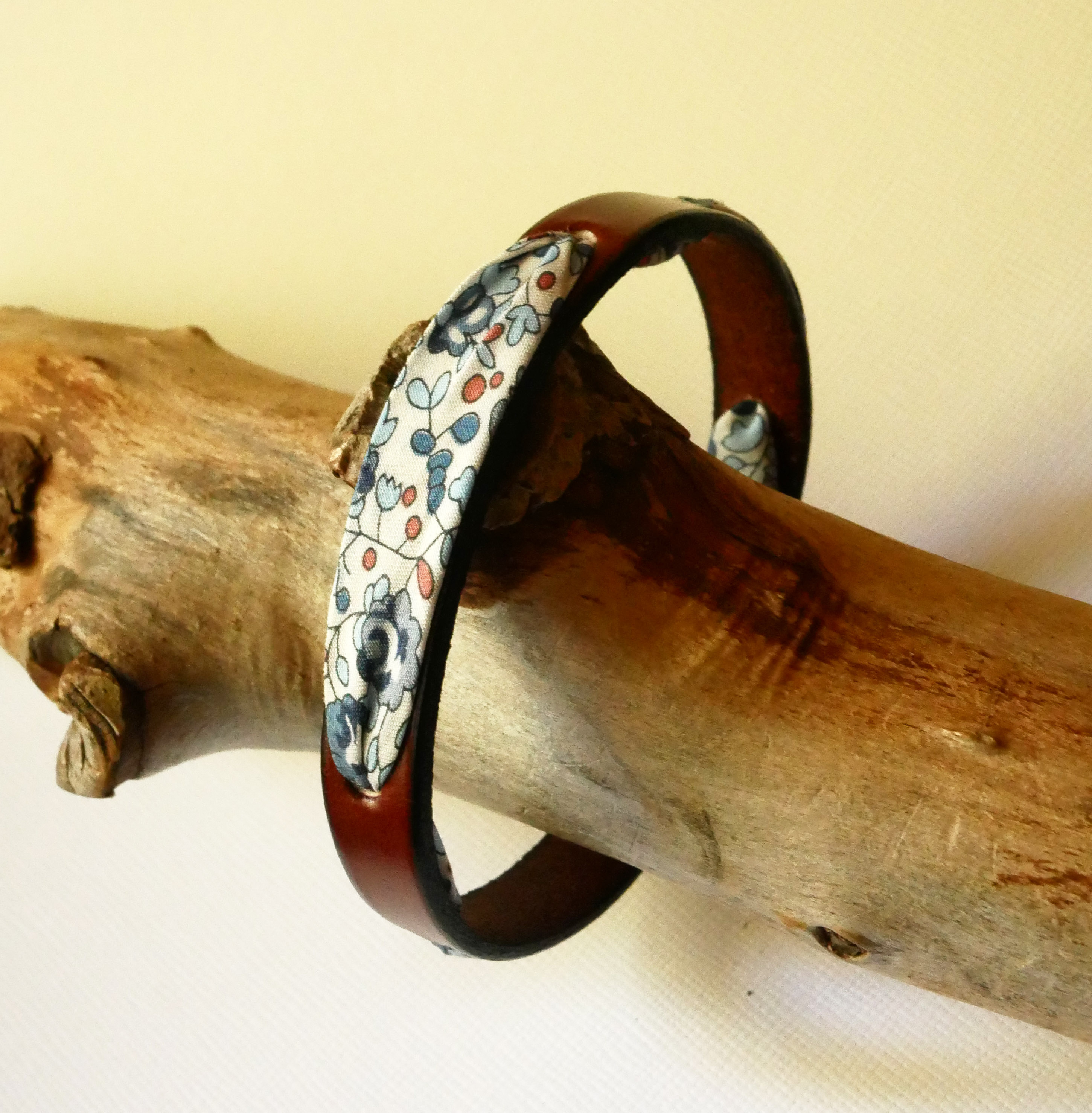 Florâme-armband med libertyband Eloïse blå blommor på brunt läder