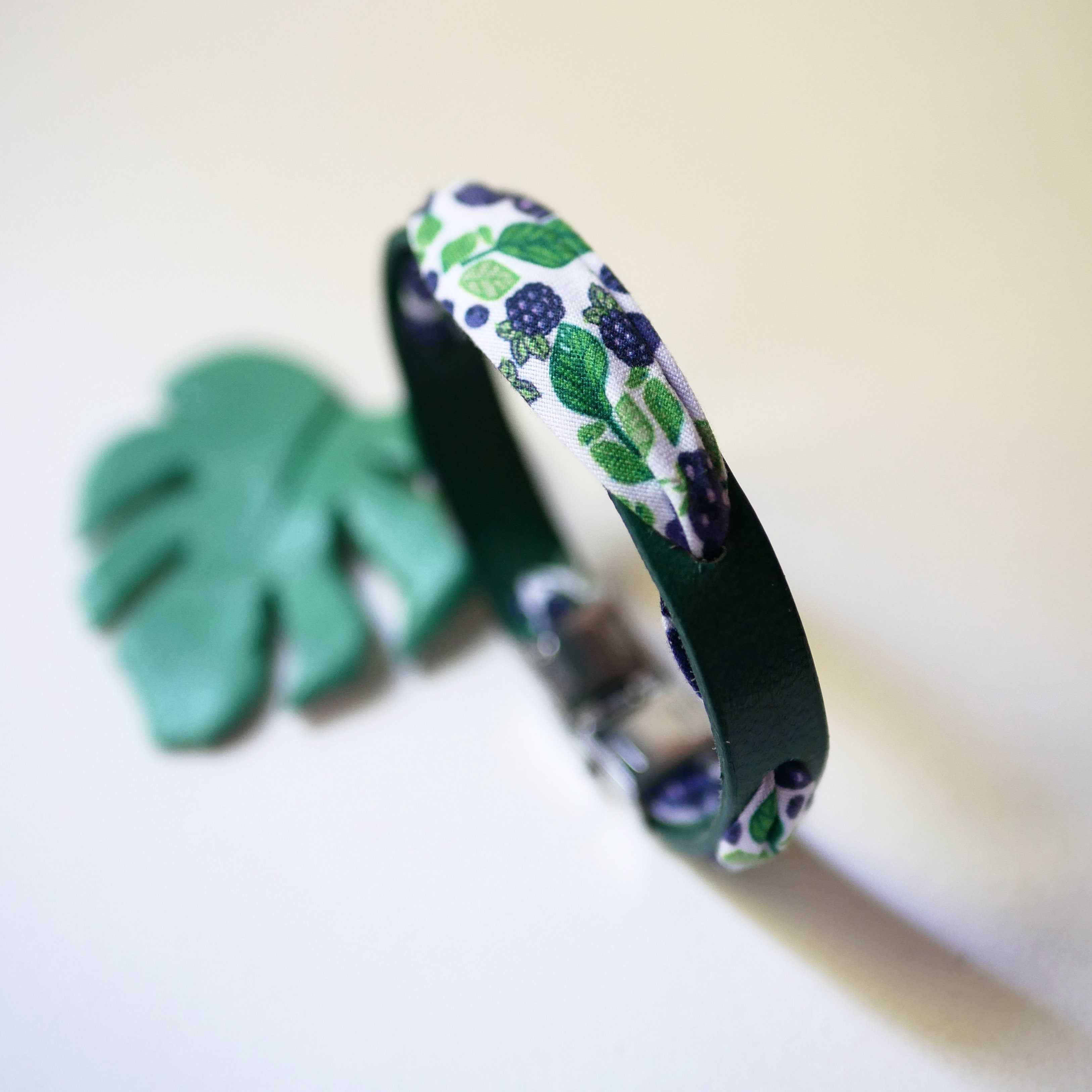 Florâme-armband med björnbärsfruktsband på grönt läder