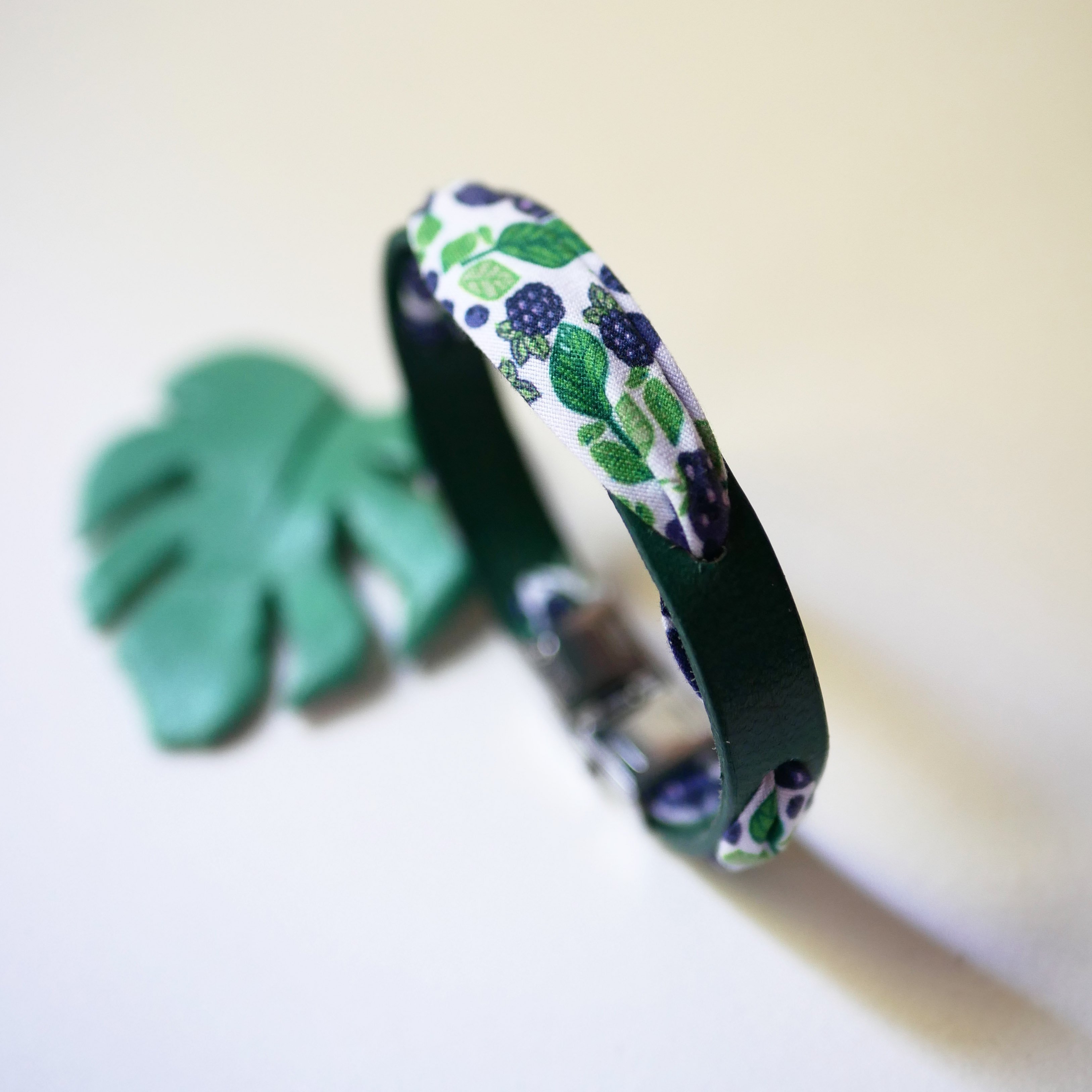 Florâme-armband med björnbärsfruktsband på grönt läder
