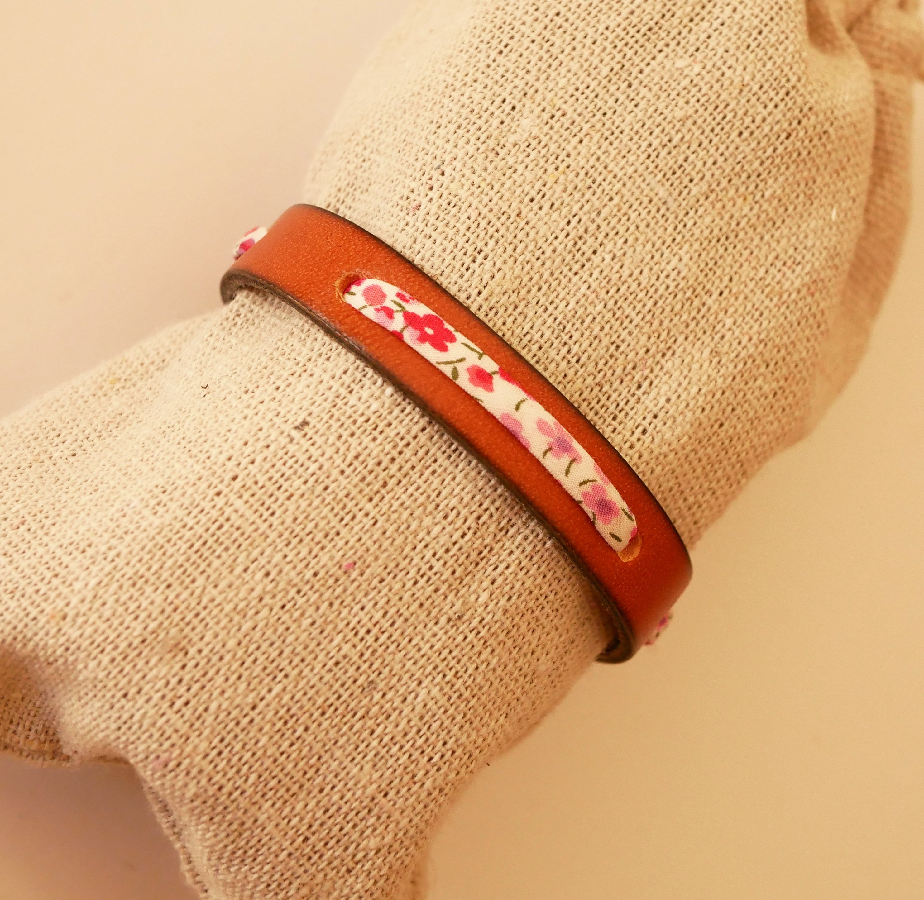 Florâme-armband med Phoebe Rose liberty-band på brunt läder