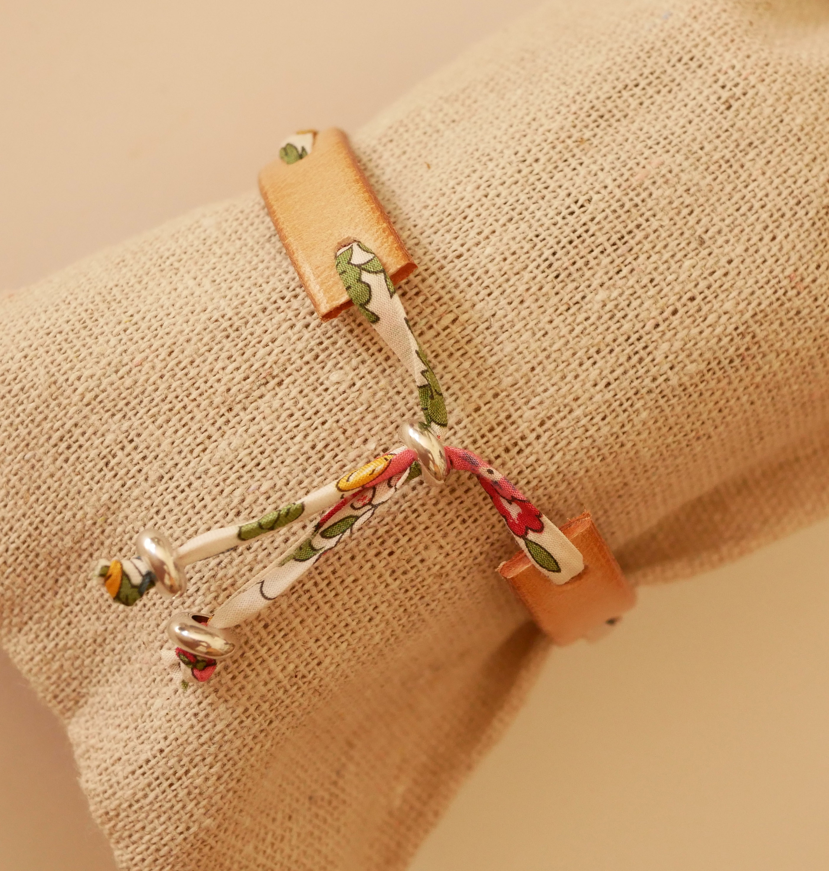 Florâme armband i naturläder med libertyband med jordgubbar
