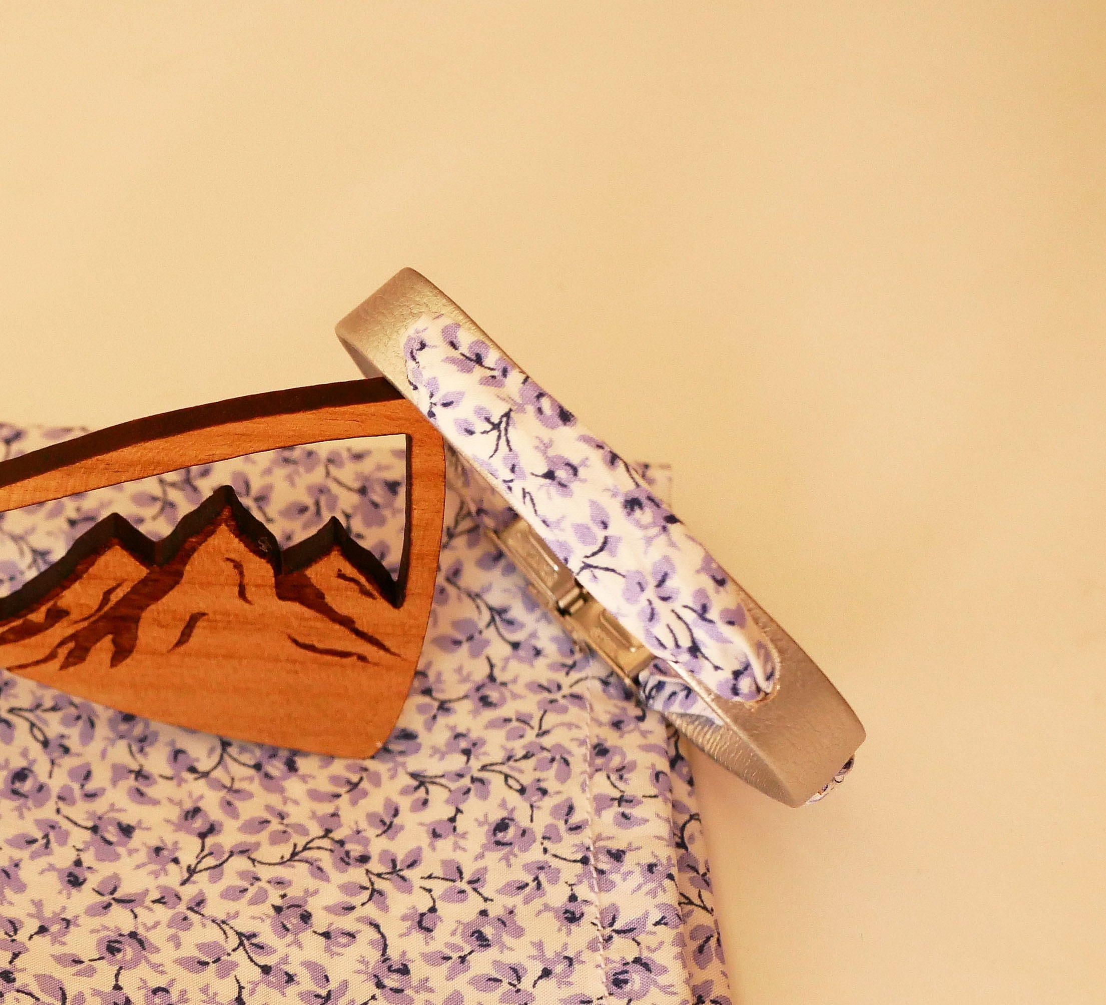 Flor&acirc;me-armband med bl&aring; blommor i libertyband p&aring; silverl&auml;der