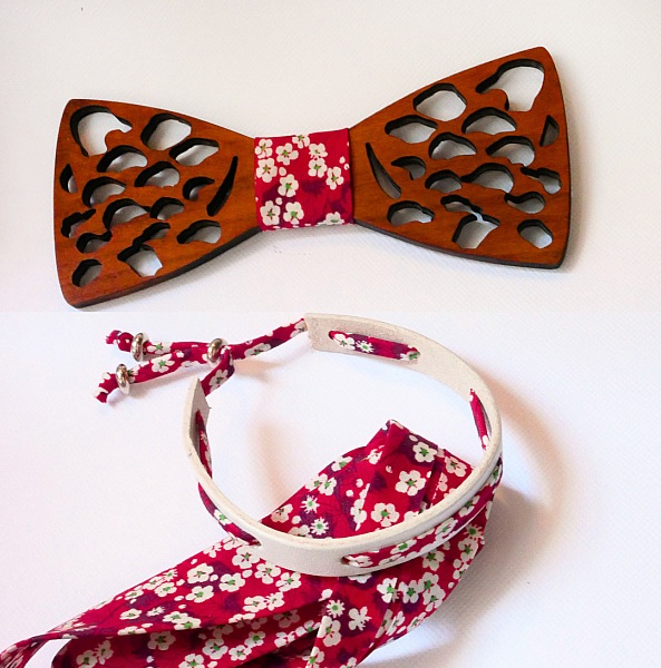 Flor&acirc;me-armband med r&ouml;tt Misti liberty-band p&aring; vitt l&auml;der