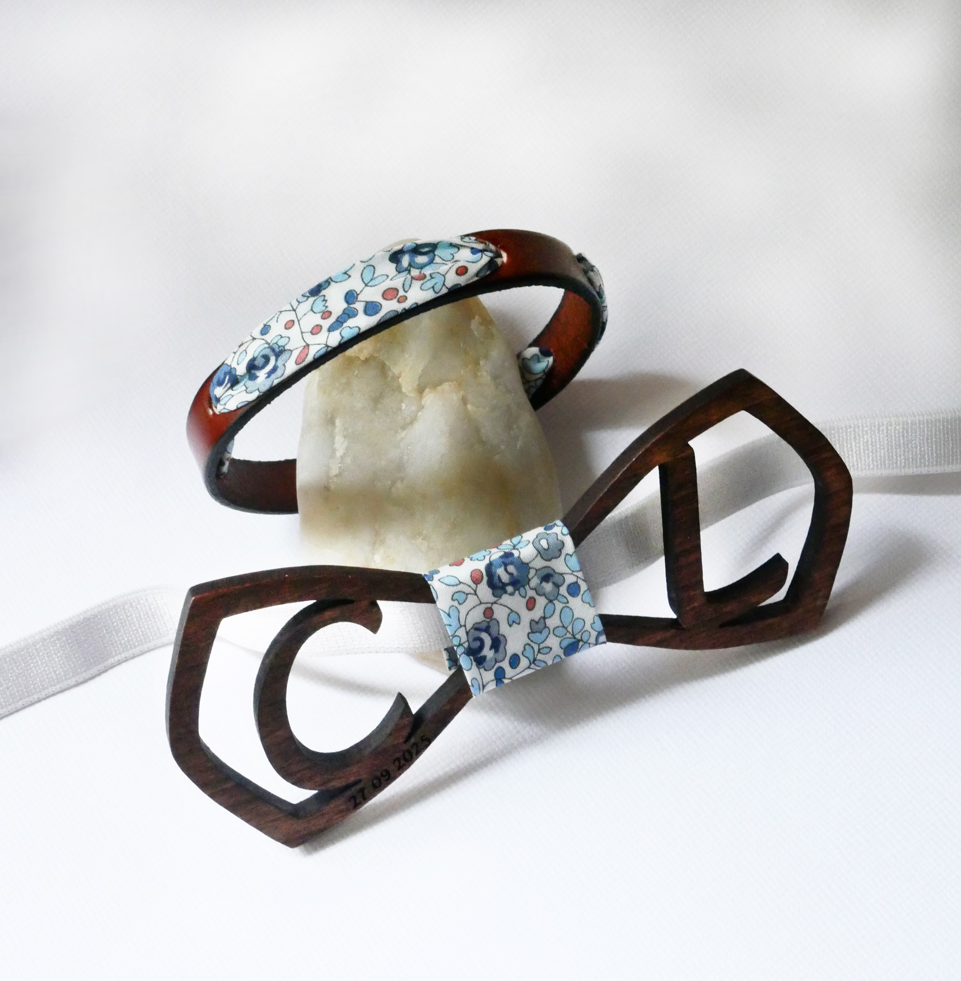 Florâme-armband med libertyband Eloïse blå blommor på brunt läder