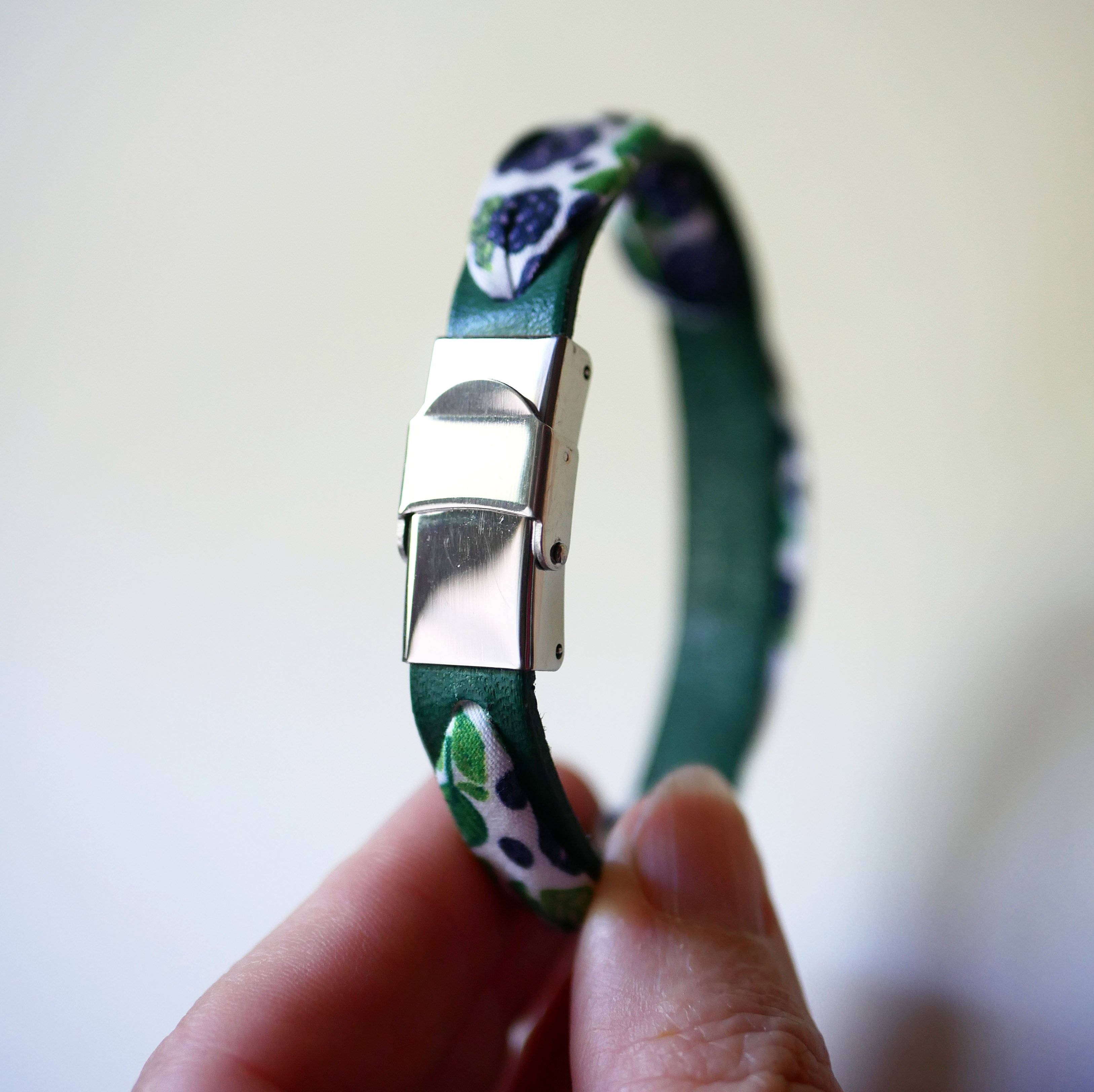 Florâme-armband med björnbärsfruktsband på grönt läder