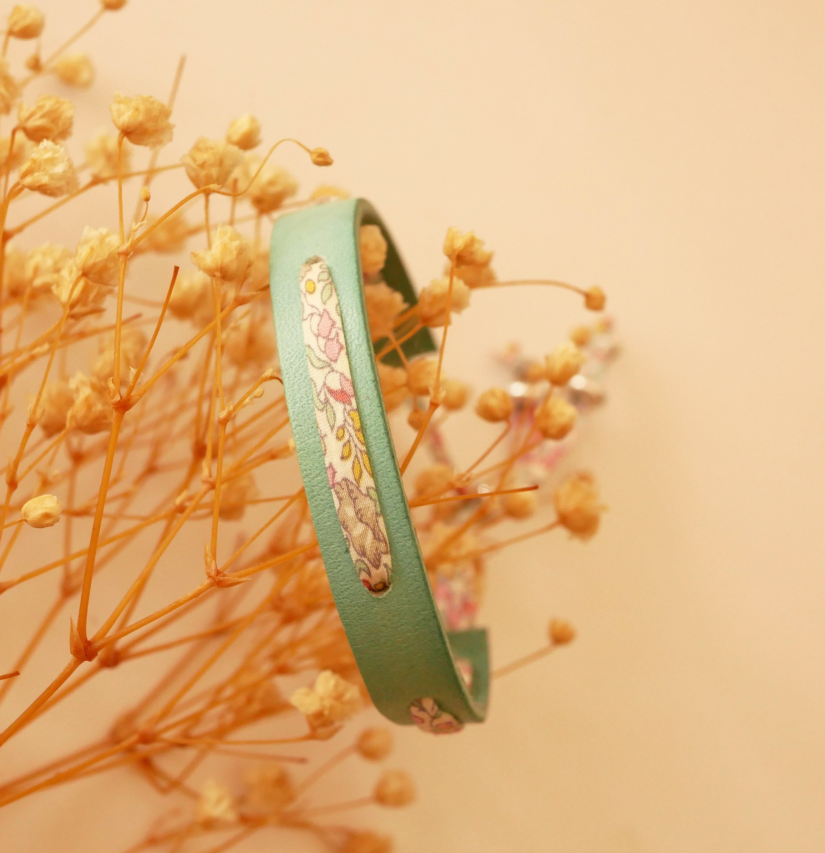 Florâme-armband med pastellfärgat liberty-band på celadongrönt läder