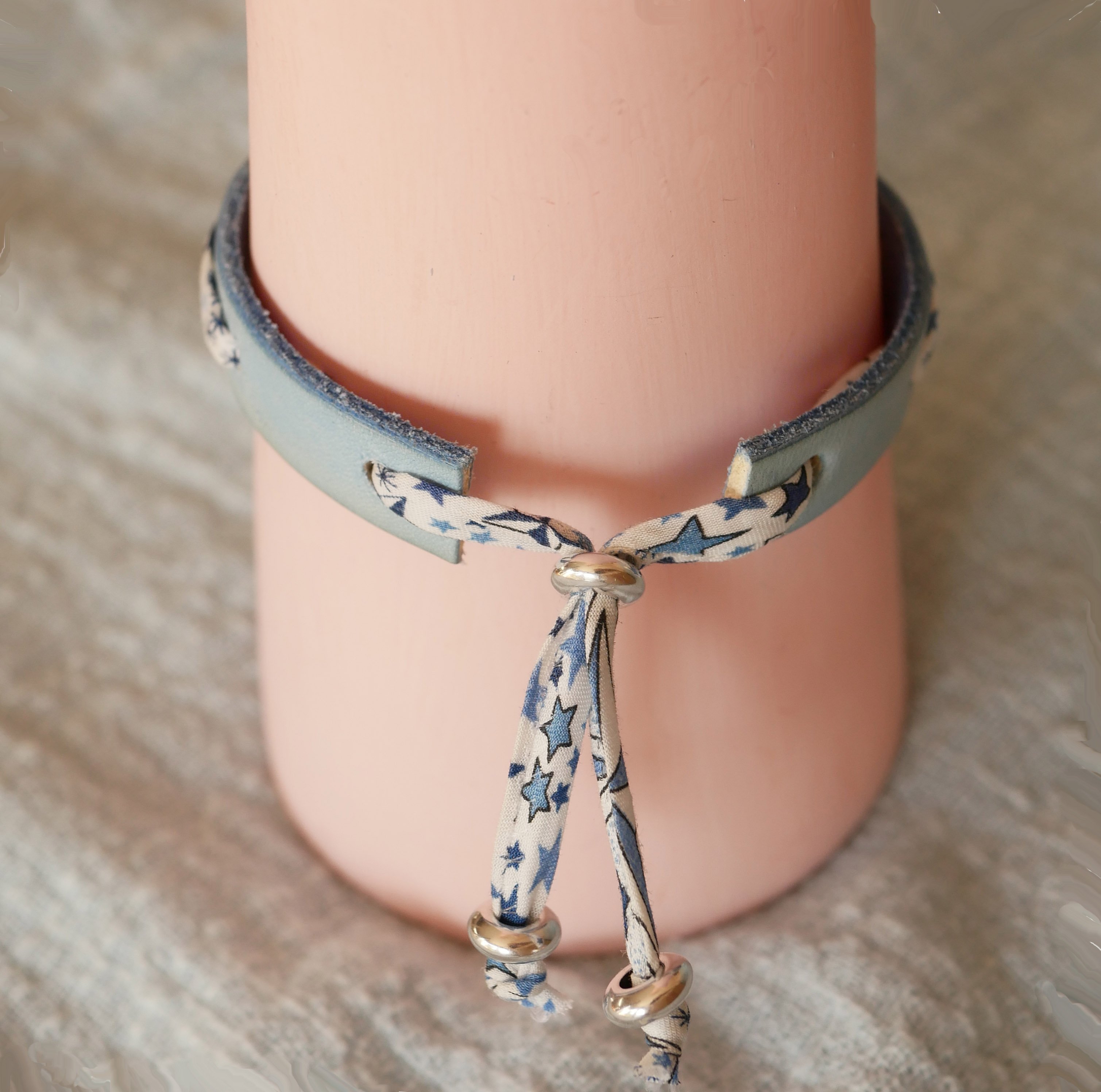 Florâme-armband med libertyband blå stjärnor på himmelskt läder