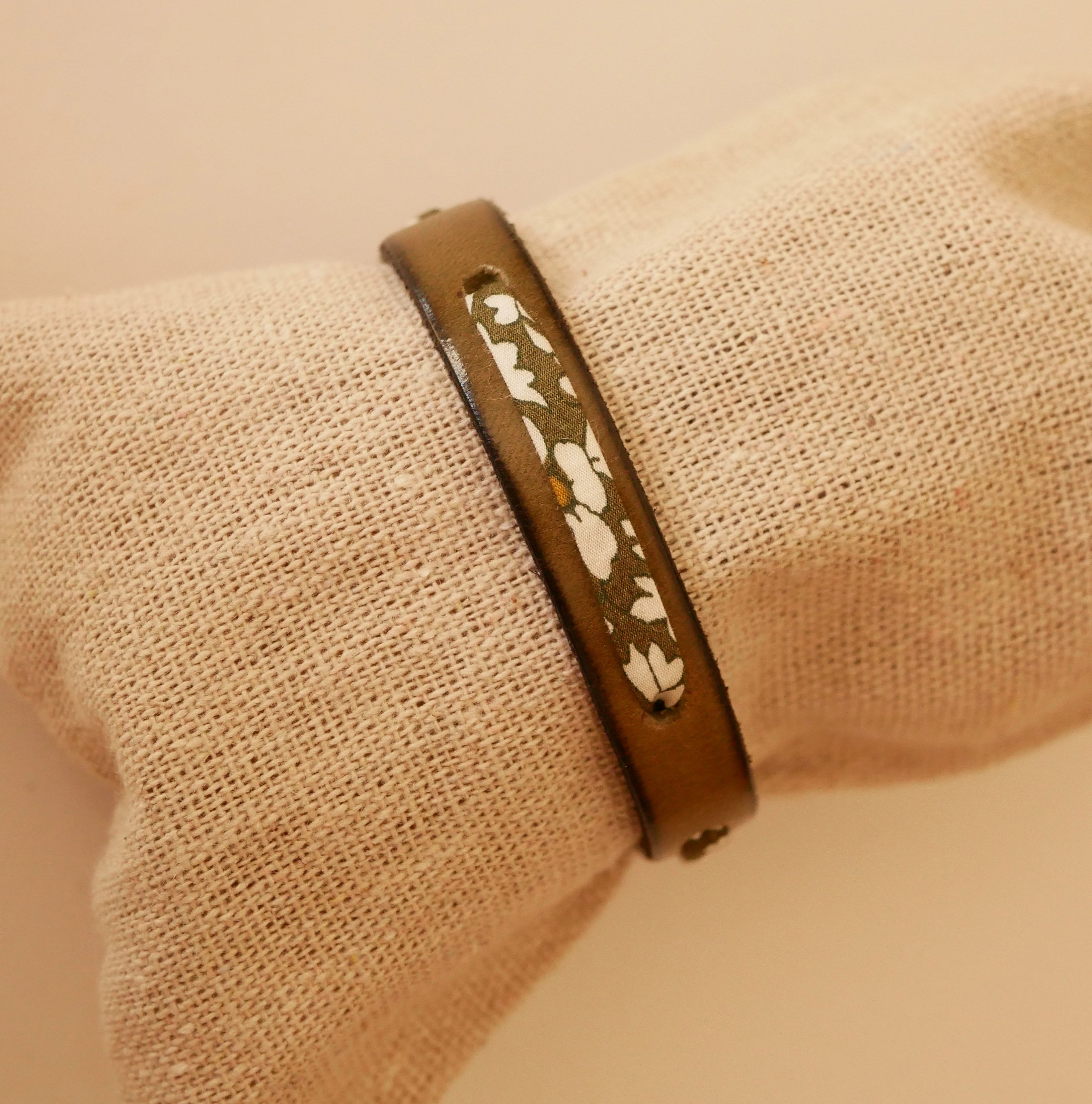 Florâme-armband med grönt libertyband på limegrönt läder