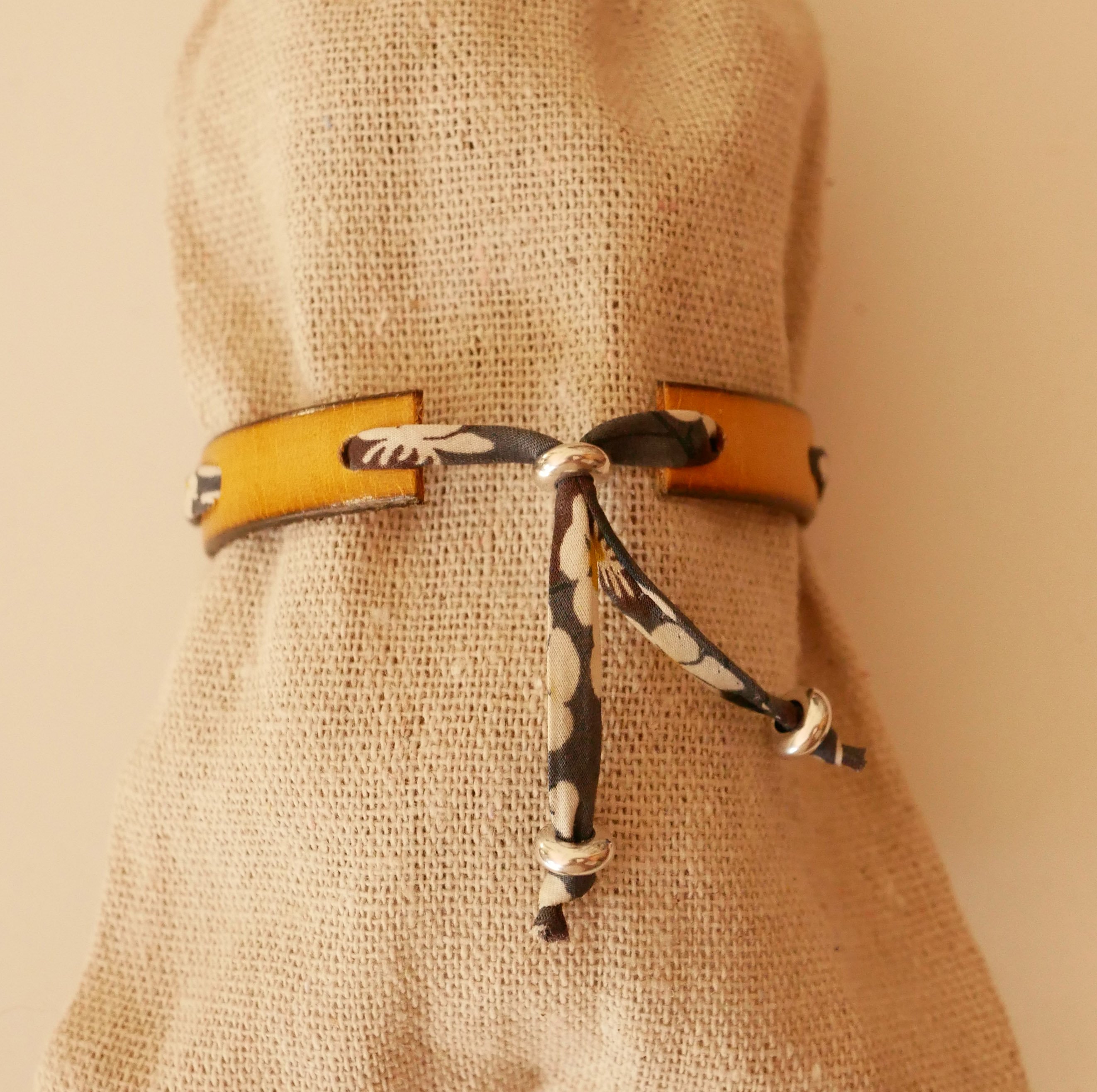 Florâme-armband med grått Misti liberty-band på senapsfärgat läder