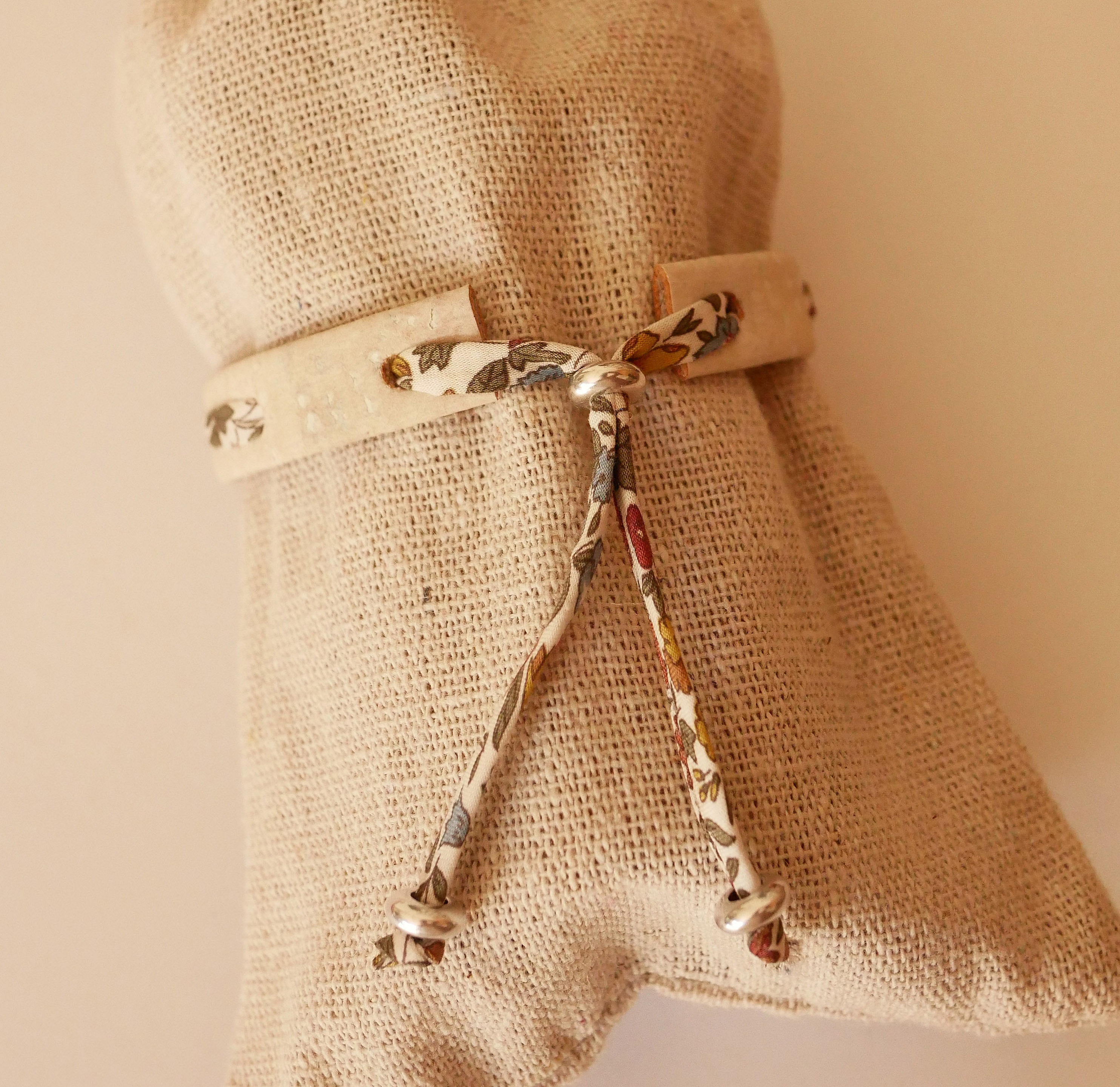 Flor&acirc;me v&auml;xtarmband med Ava liberty-band p&aring; vit kork