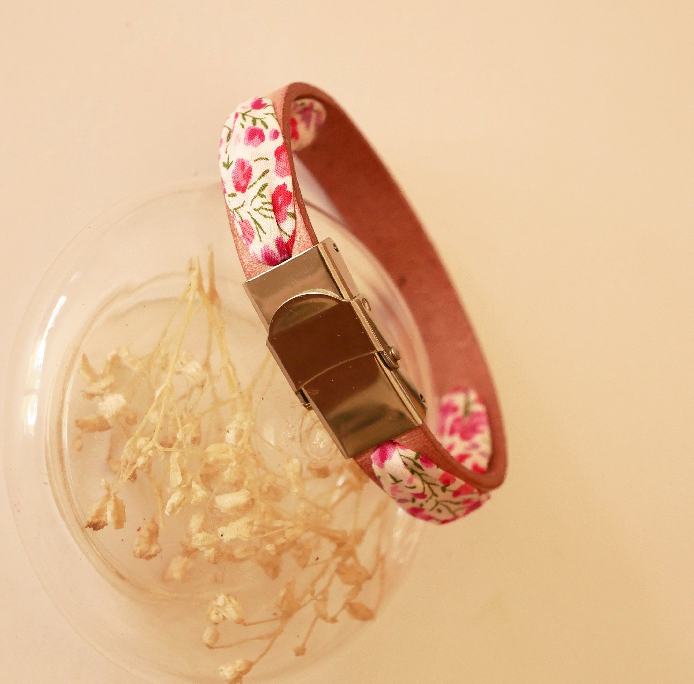 Florâme-armband med rosa blommor i libertyband på åldrat rosa läder
