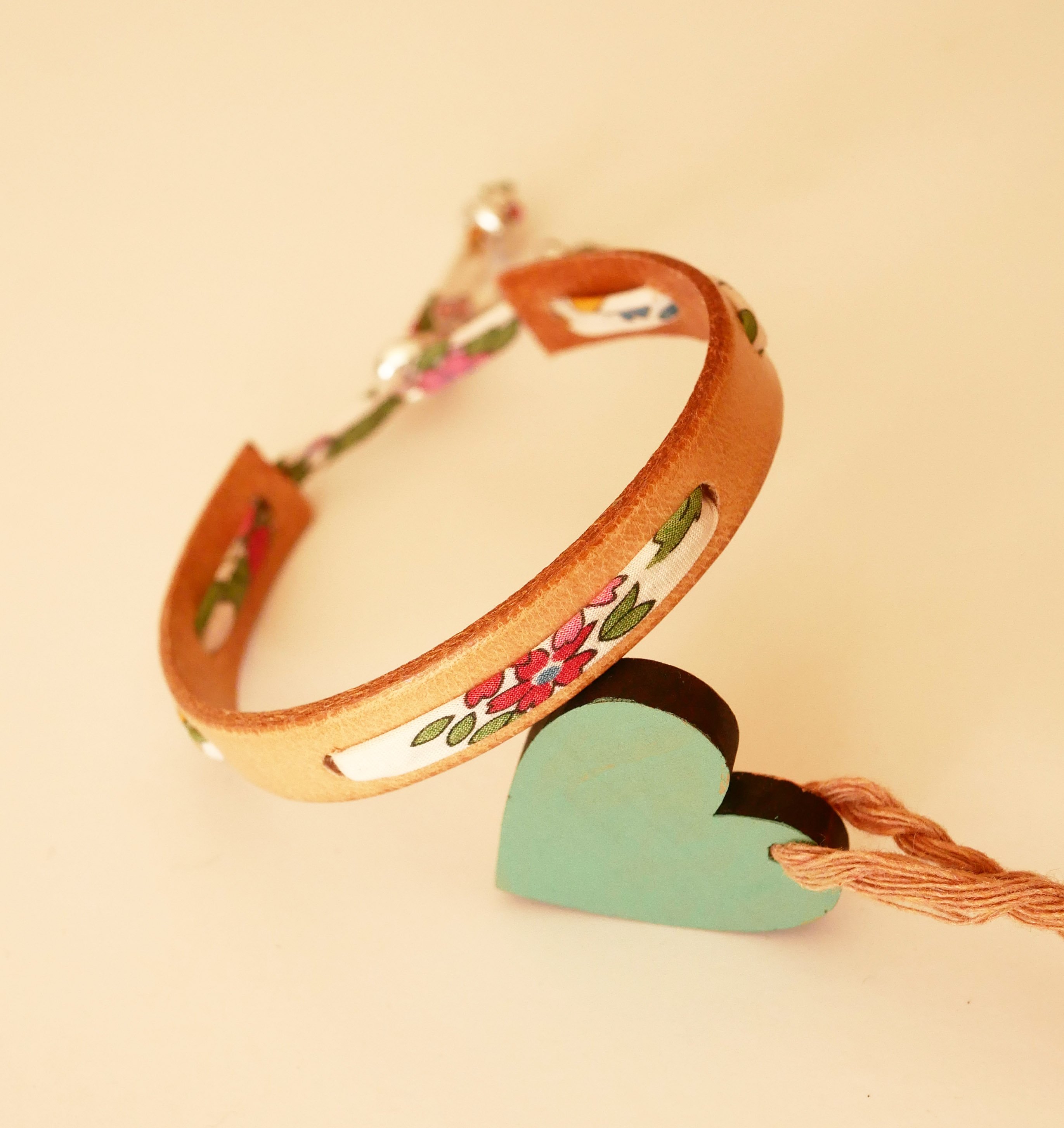 Florâme armband i naturläder med libertyband med jordgubbar