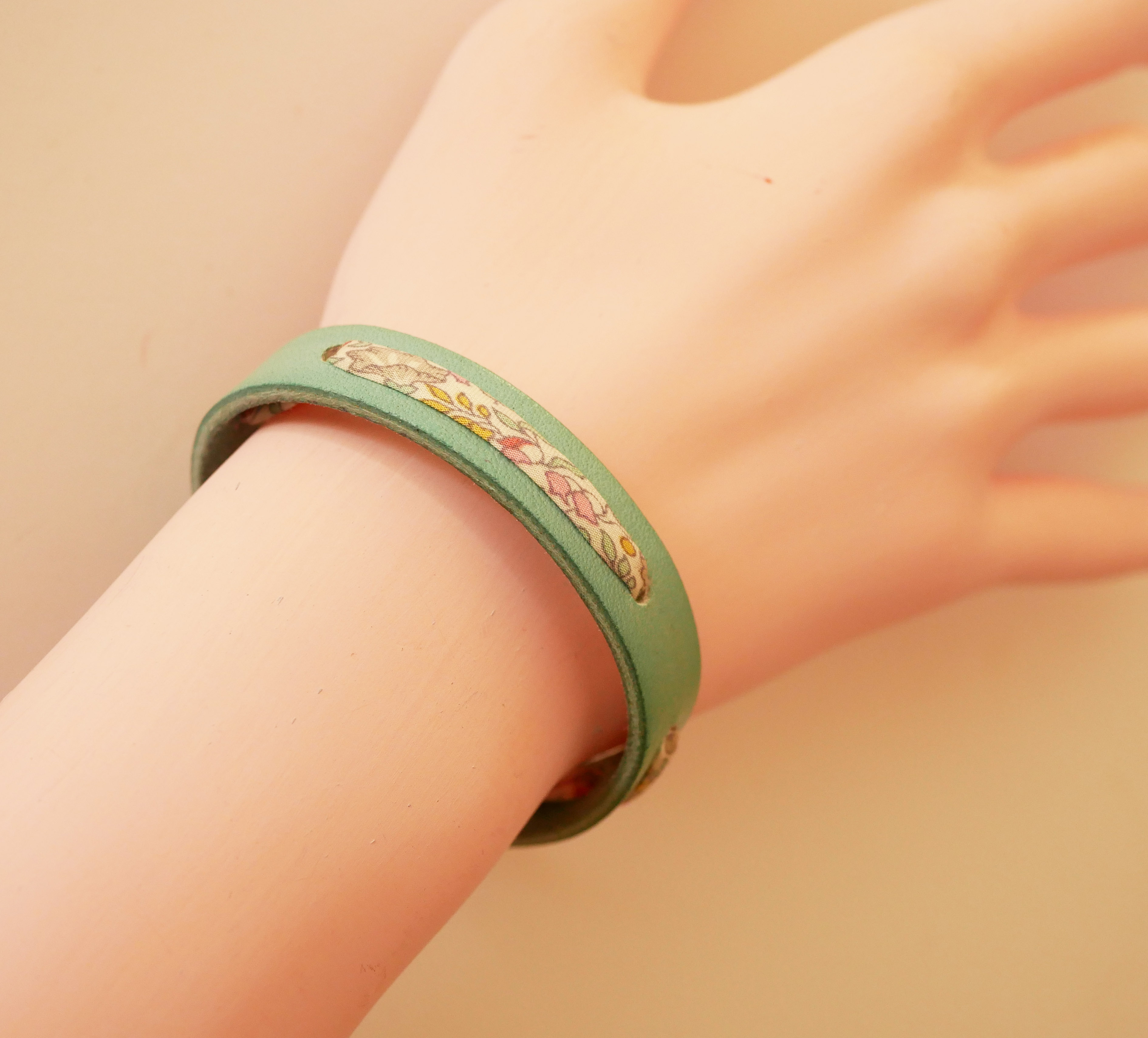 Florâme-armband med pastellfärgat liberty-band på celadongrönt läder