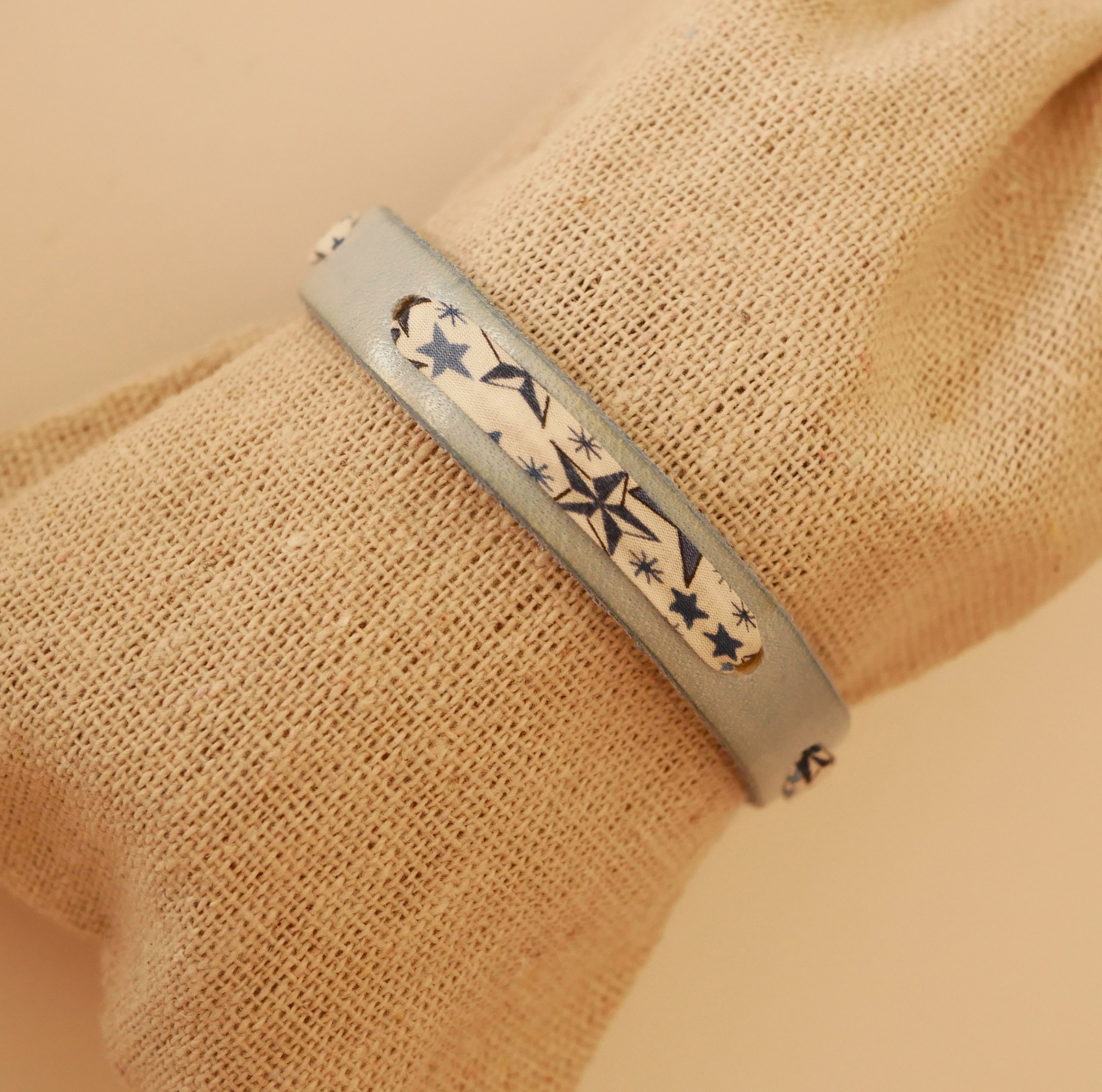 Florâme-armband med libertyband blå stjärnor på himmelskt läder