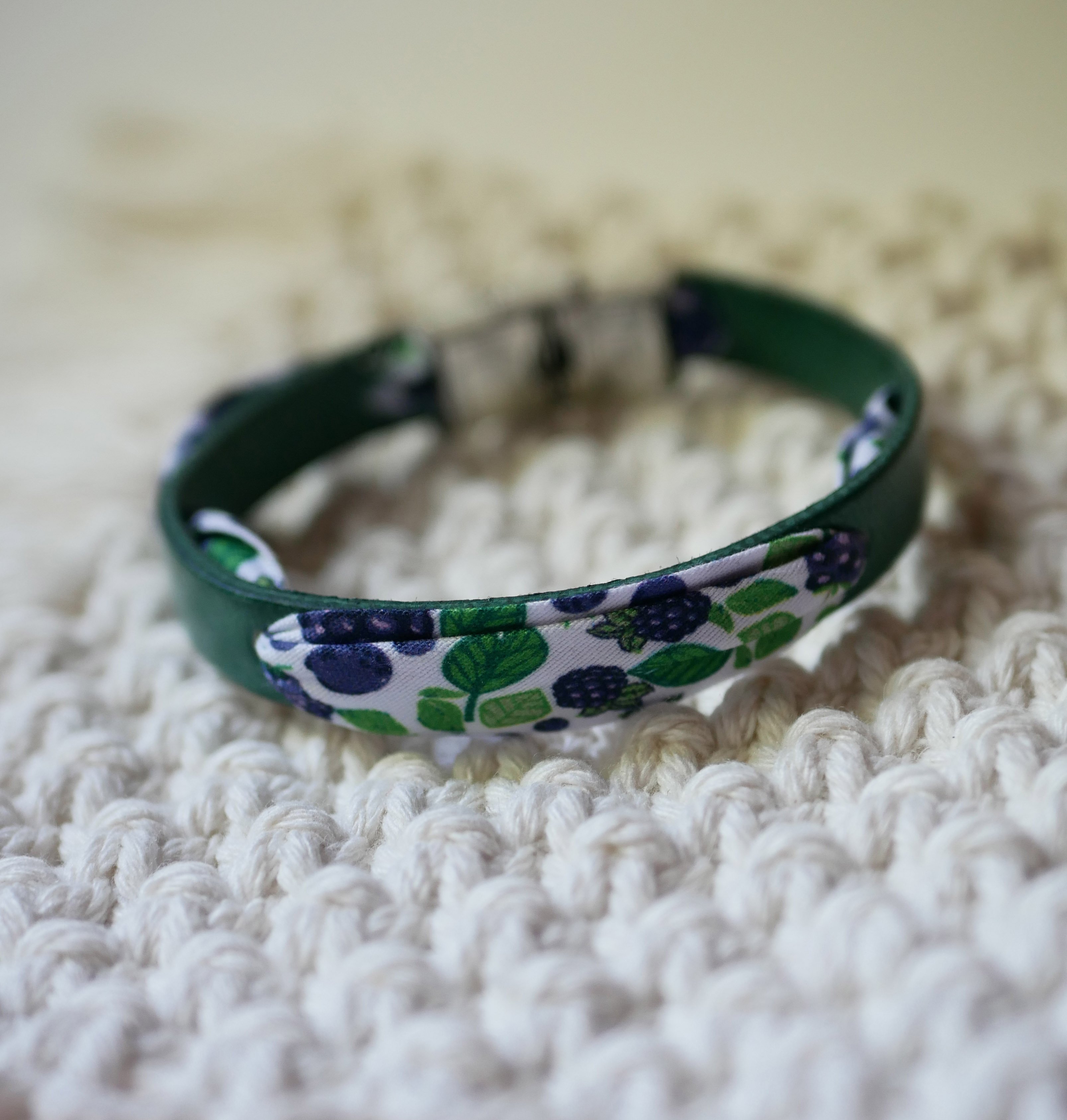 Florâme-armband med björnbärsfruktsband på grönt läder