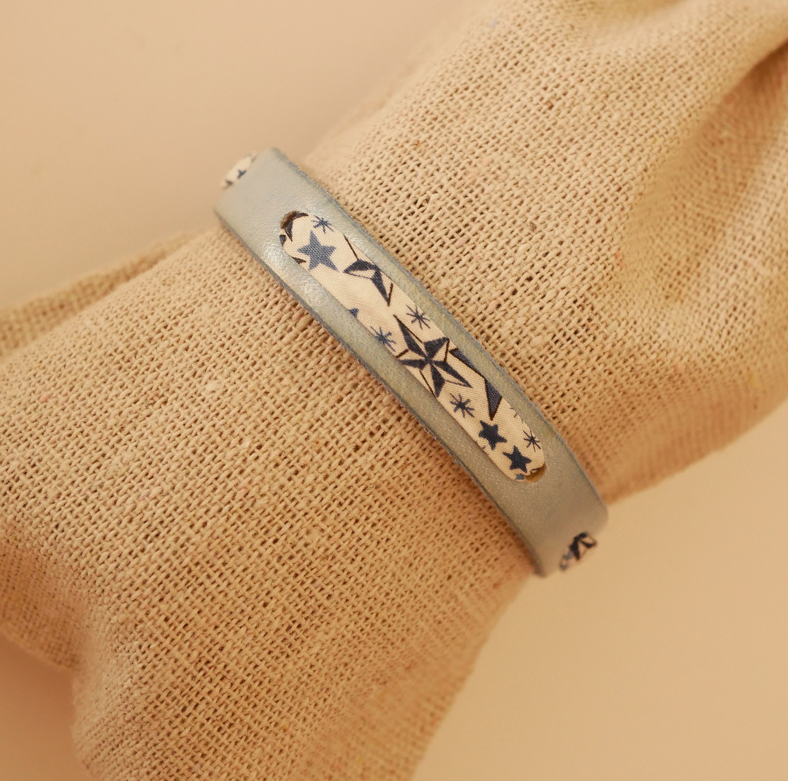 Flor&acirc;me-armband med libertyband bl&aring; stj&auml;rnor p&aring; himmelskt l&auml;der