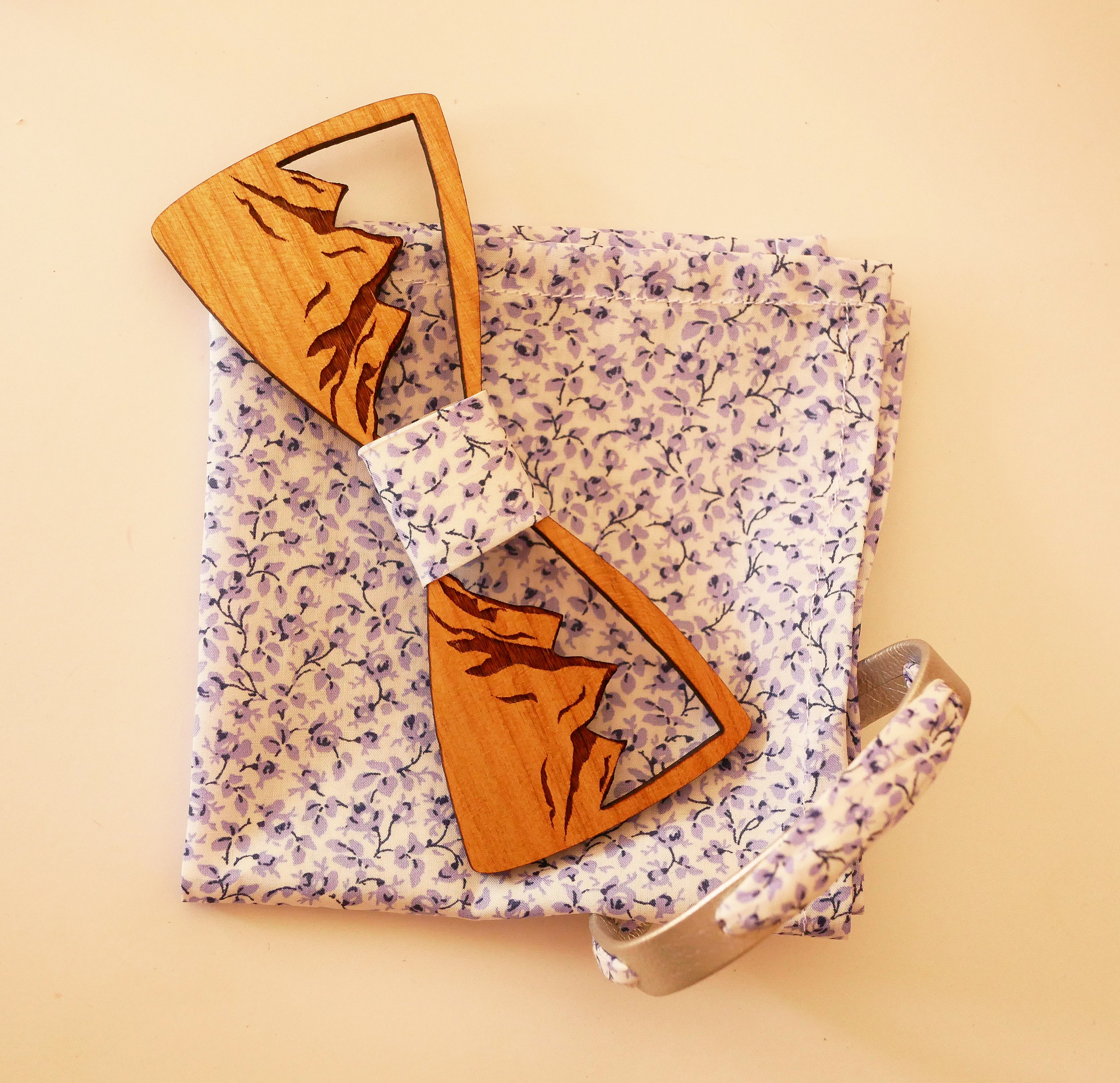 Flor&acirc;me-armband med bl&aring; blommor i libertyband p&aring; silverl&auml;der