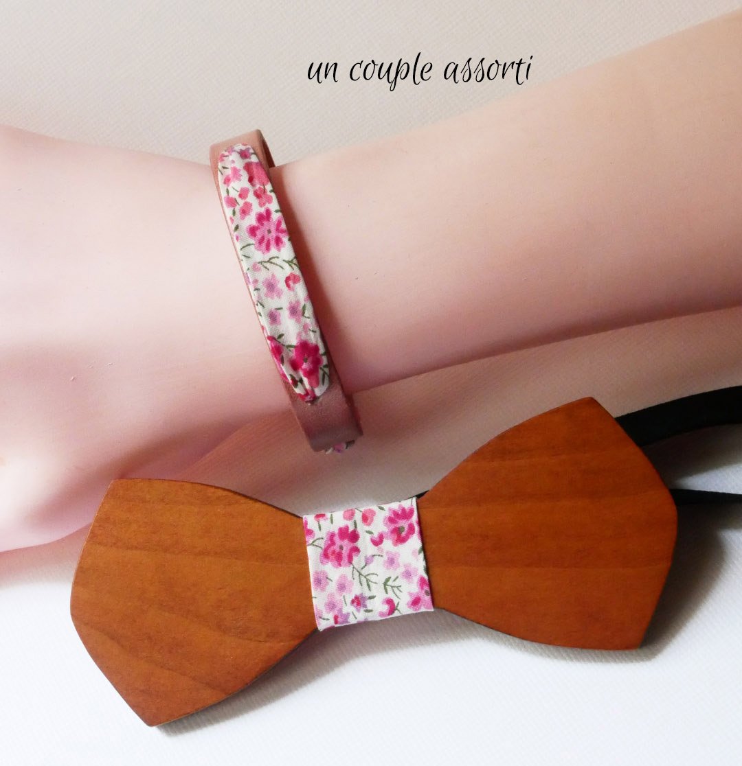 Florâme-armband med rosa blommor i libertyband på åldrat rosa läder