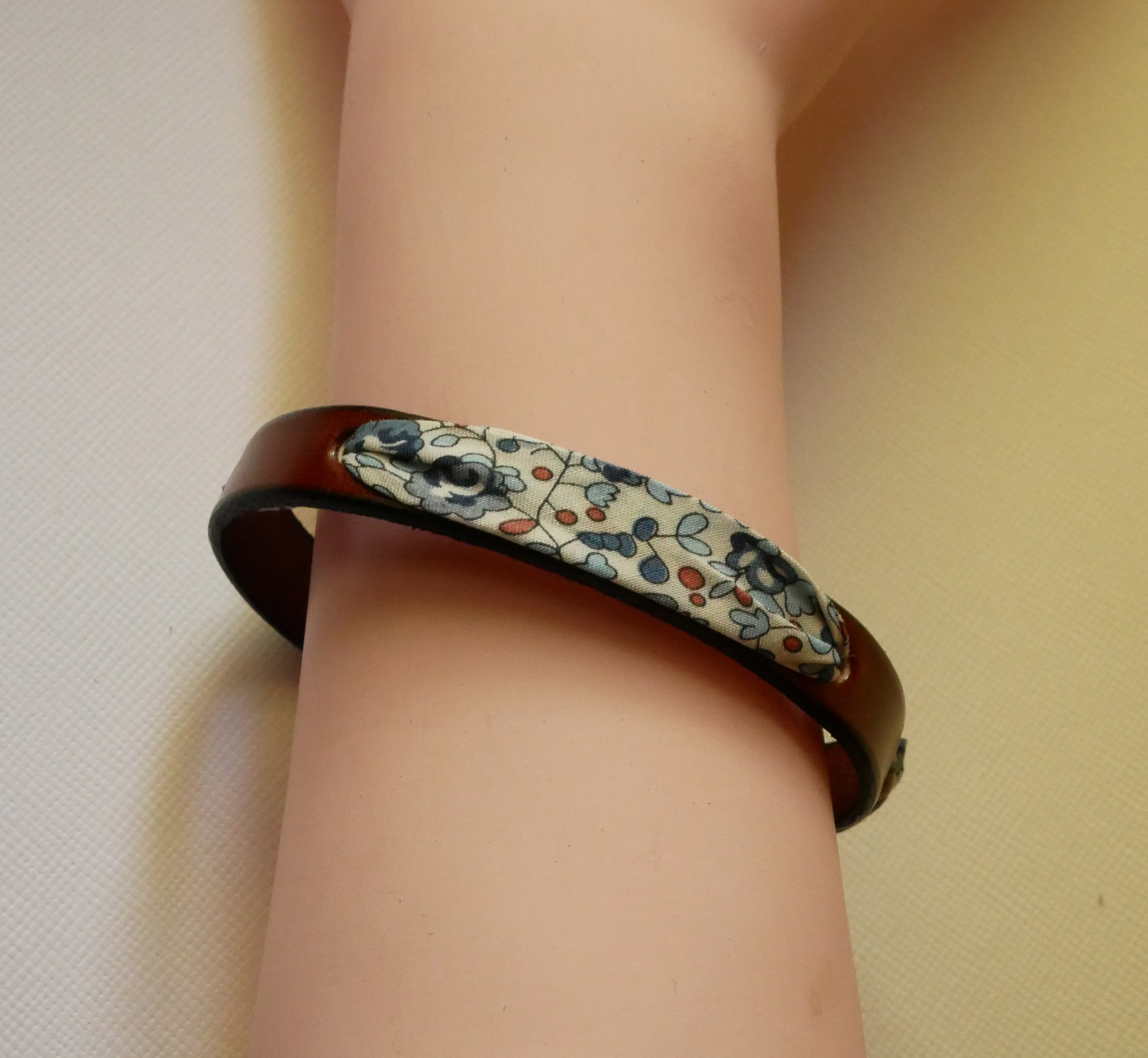 Florâme-armband med libertyband Eloïse blå blommor på brunt läder