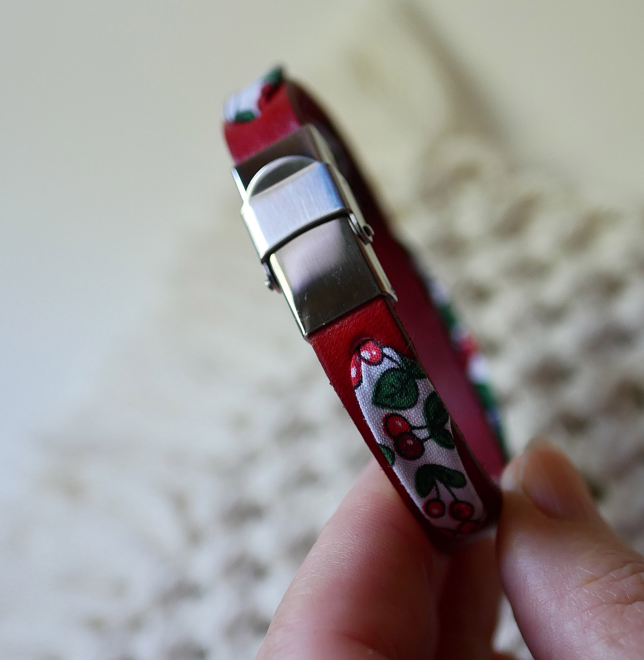 Flor&acirc;me-armband med band av k&ouml;rsb&auml;rsfrukt p&aring; r&ouml;tt l&auml;der