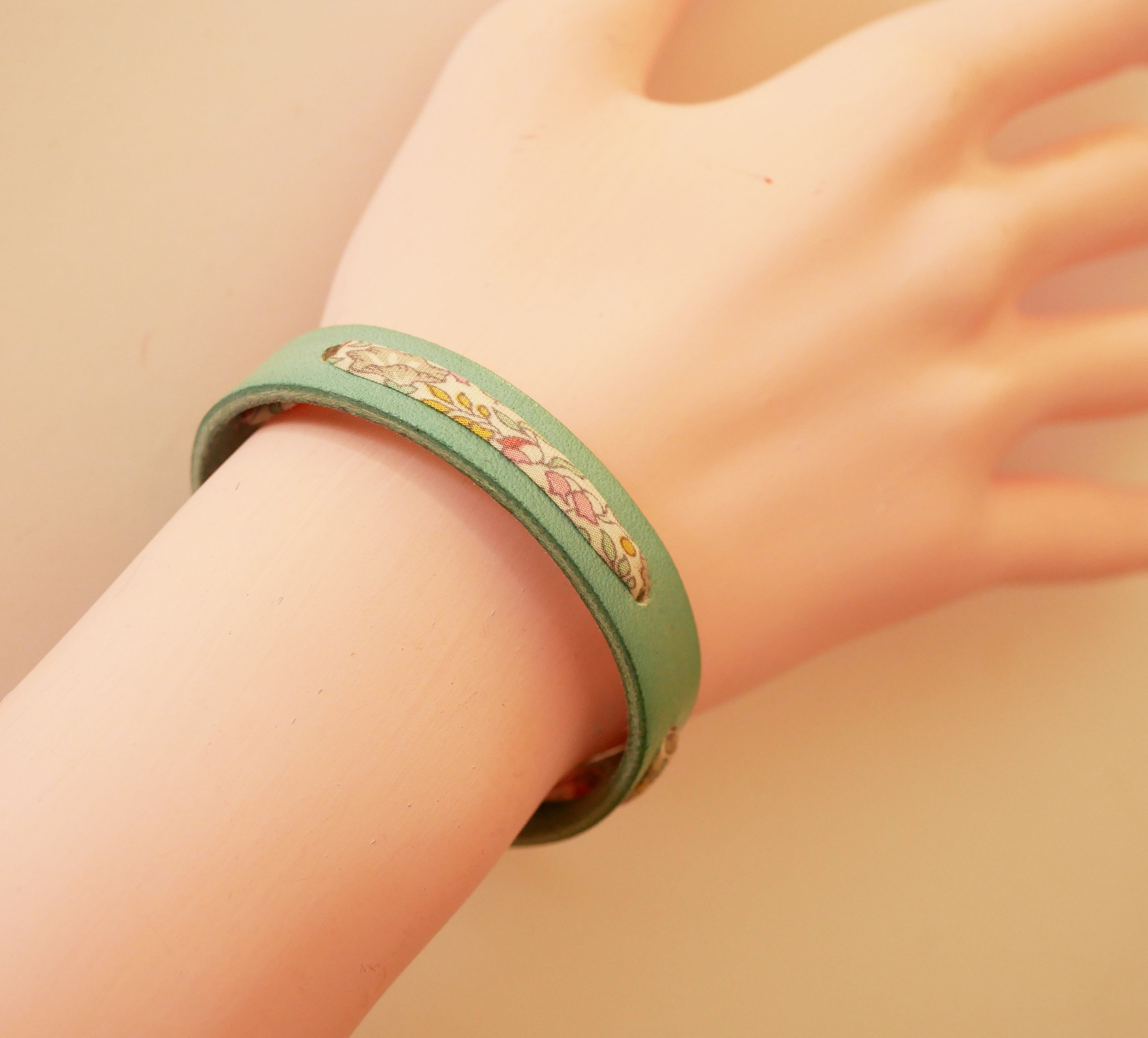 Florâme-armband med pastellfärgat liberty-band på celadongrönt läder