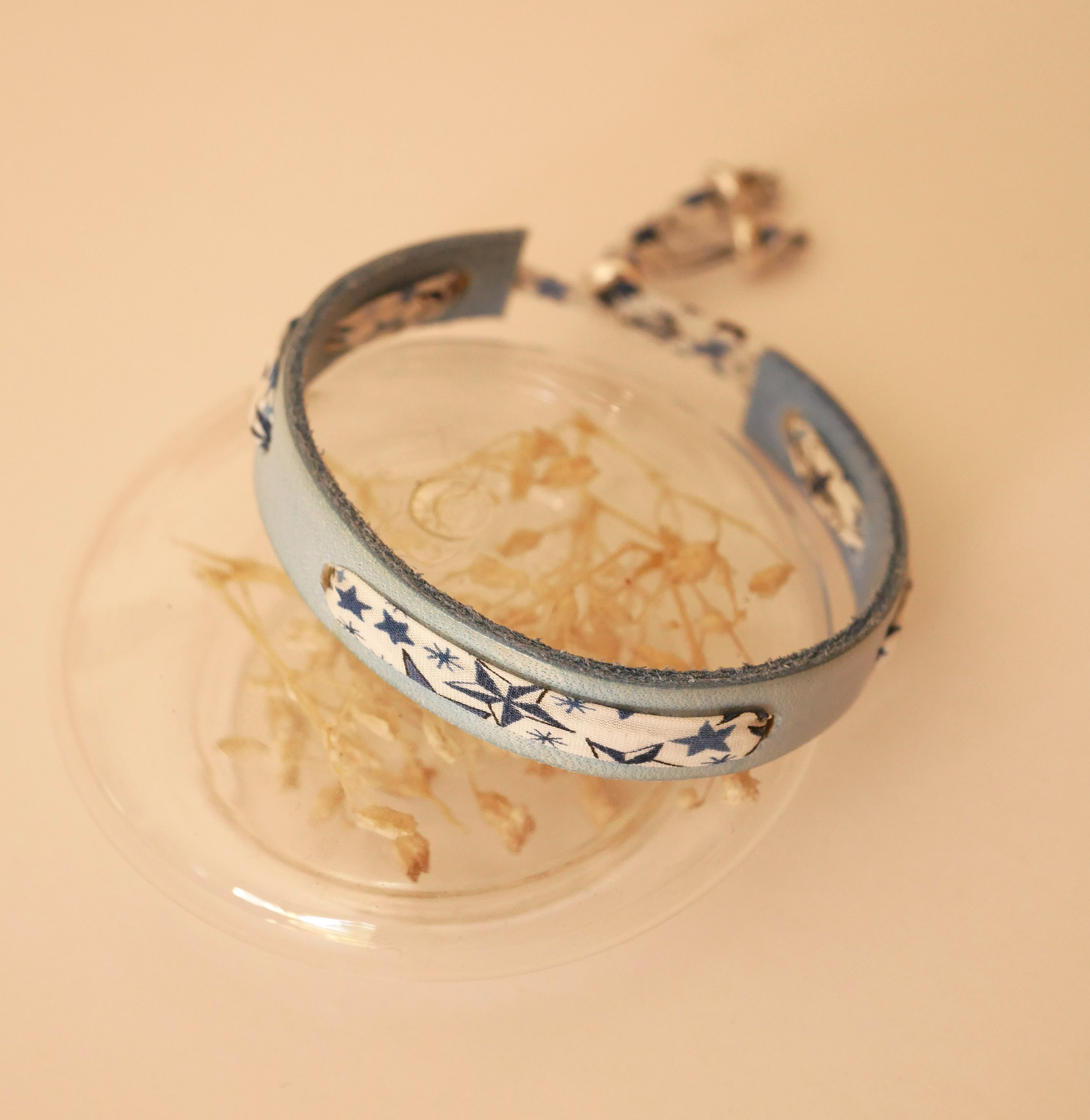 Florâme-armband med libertyband blå stjärnor på himmelskt läder