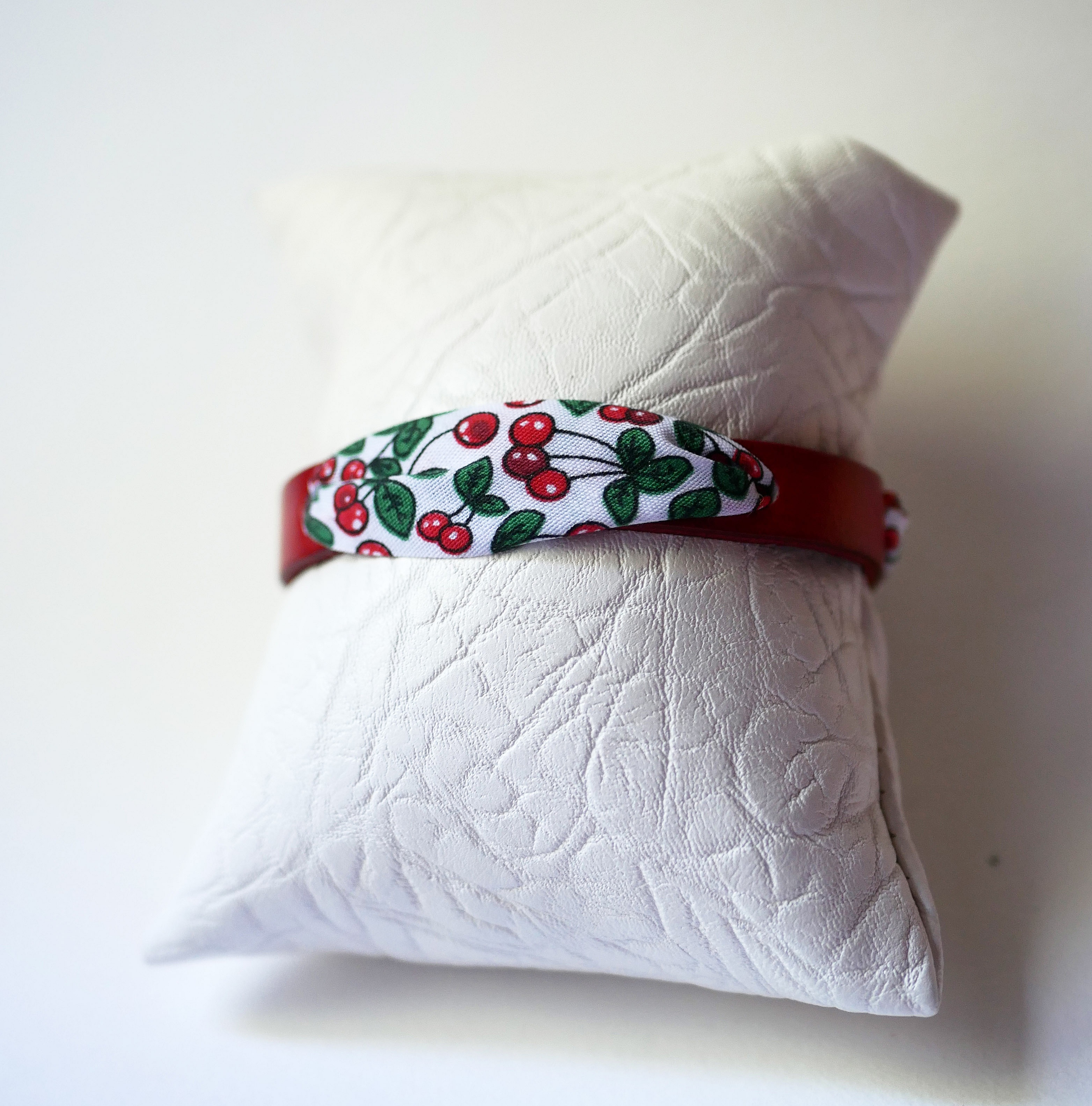 Flor&acirc;me-armband med band av k&ouml;rsb&auml;rsfrukt p&aring; r&ouml;tt l&auml;der