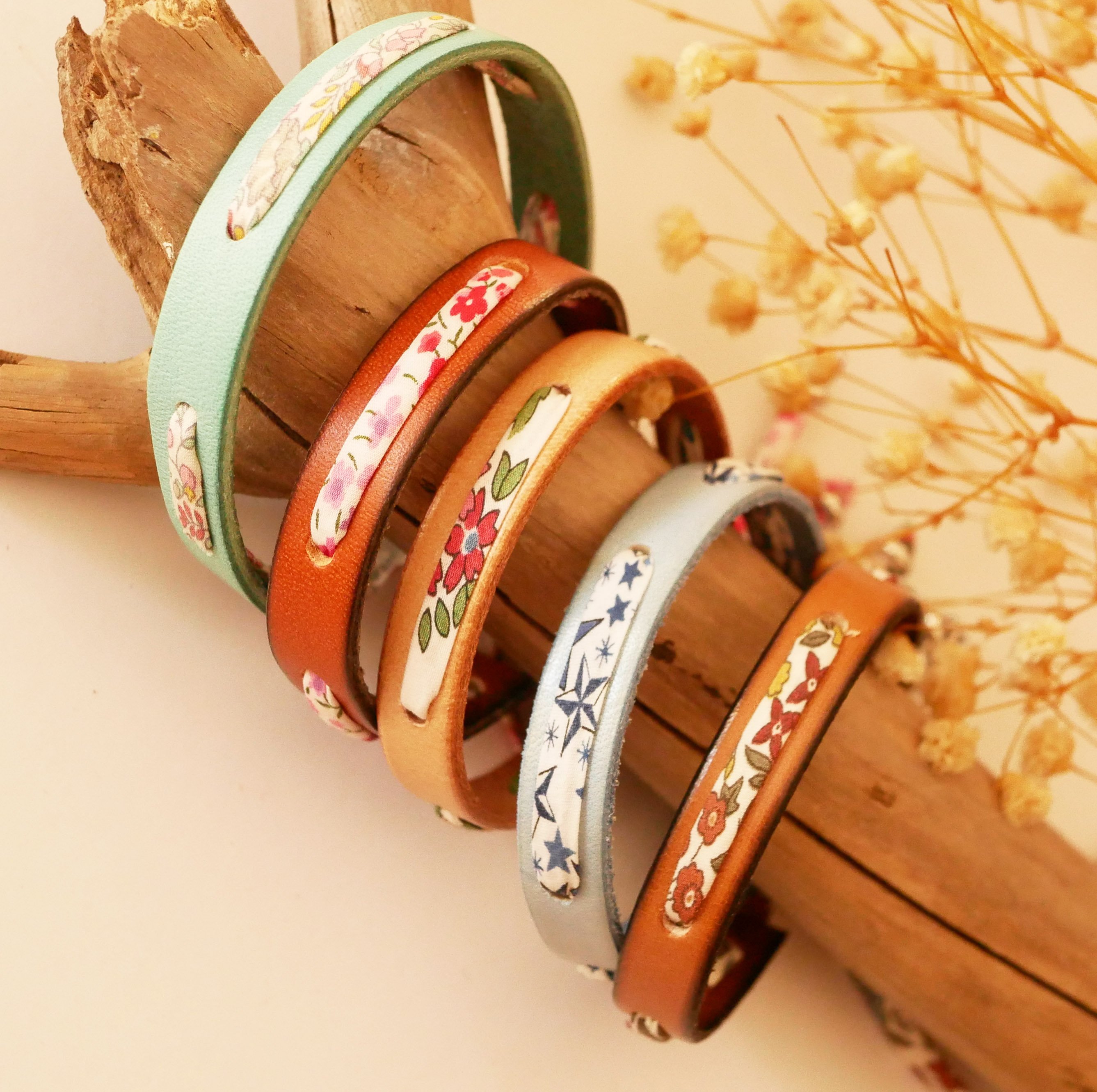 Florâme armband i naturläder med libertyband med jordgubbar