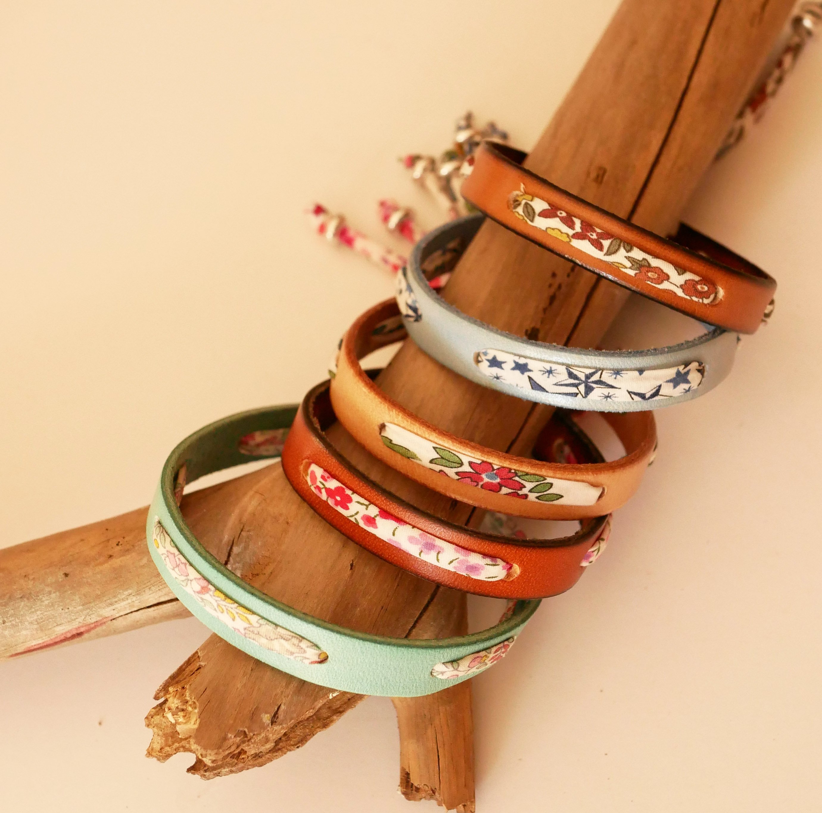 Florâme-armband med pastellfärgat liberty-band på celadongrönt läder