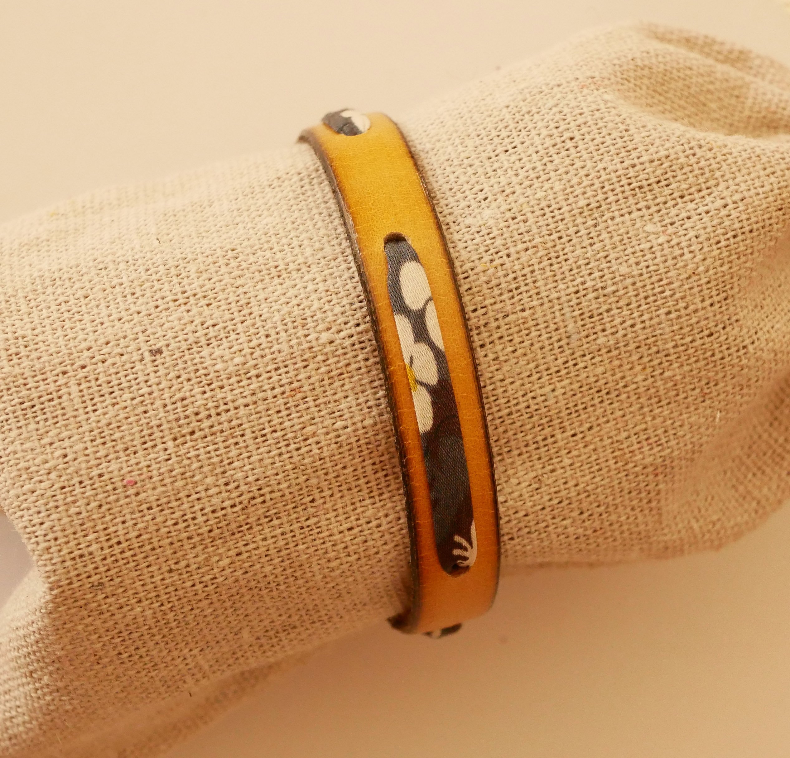 Florâme-armband med grått Misti liberty-band på senapsfärgat läder