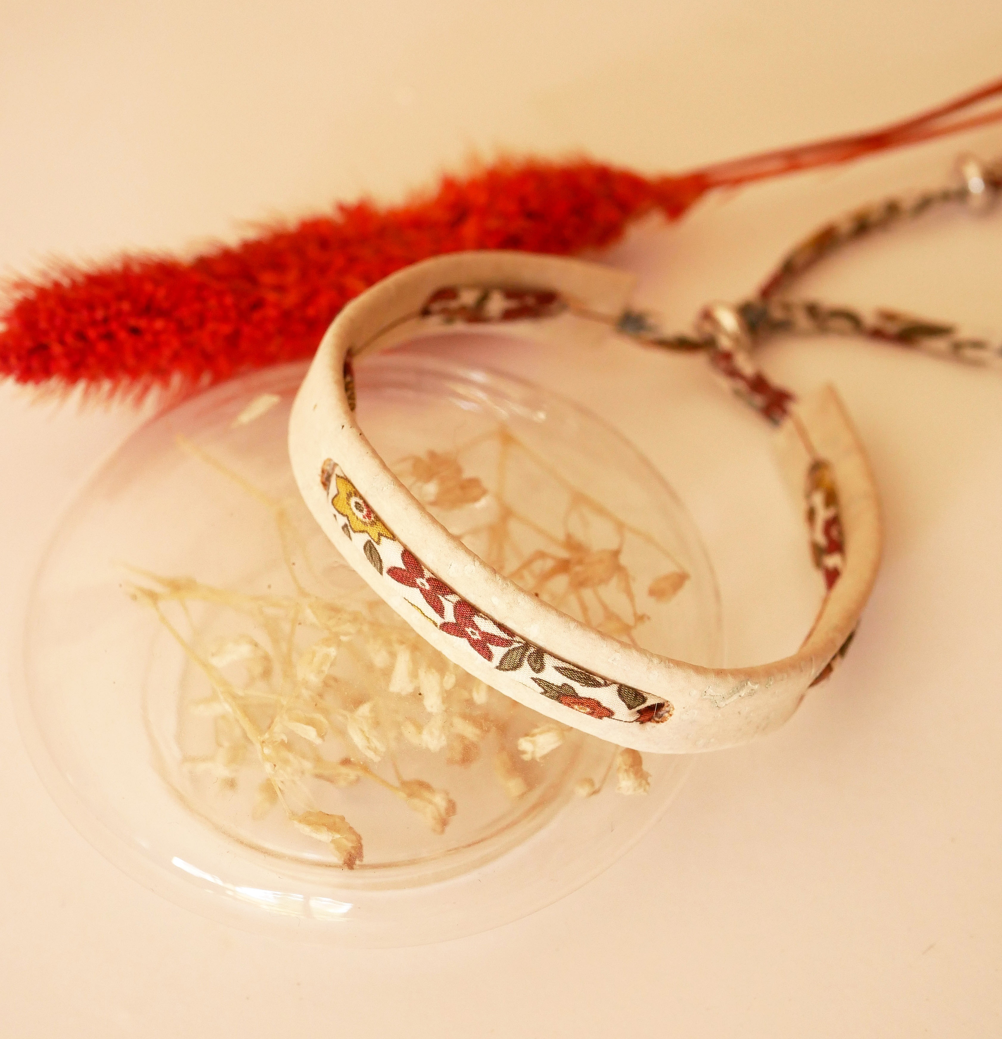 Flor&acirc;me v&auml;xtarmband med Ava liberty-band p&aring; vit kork