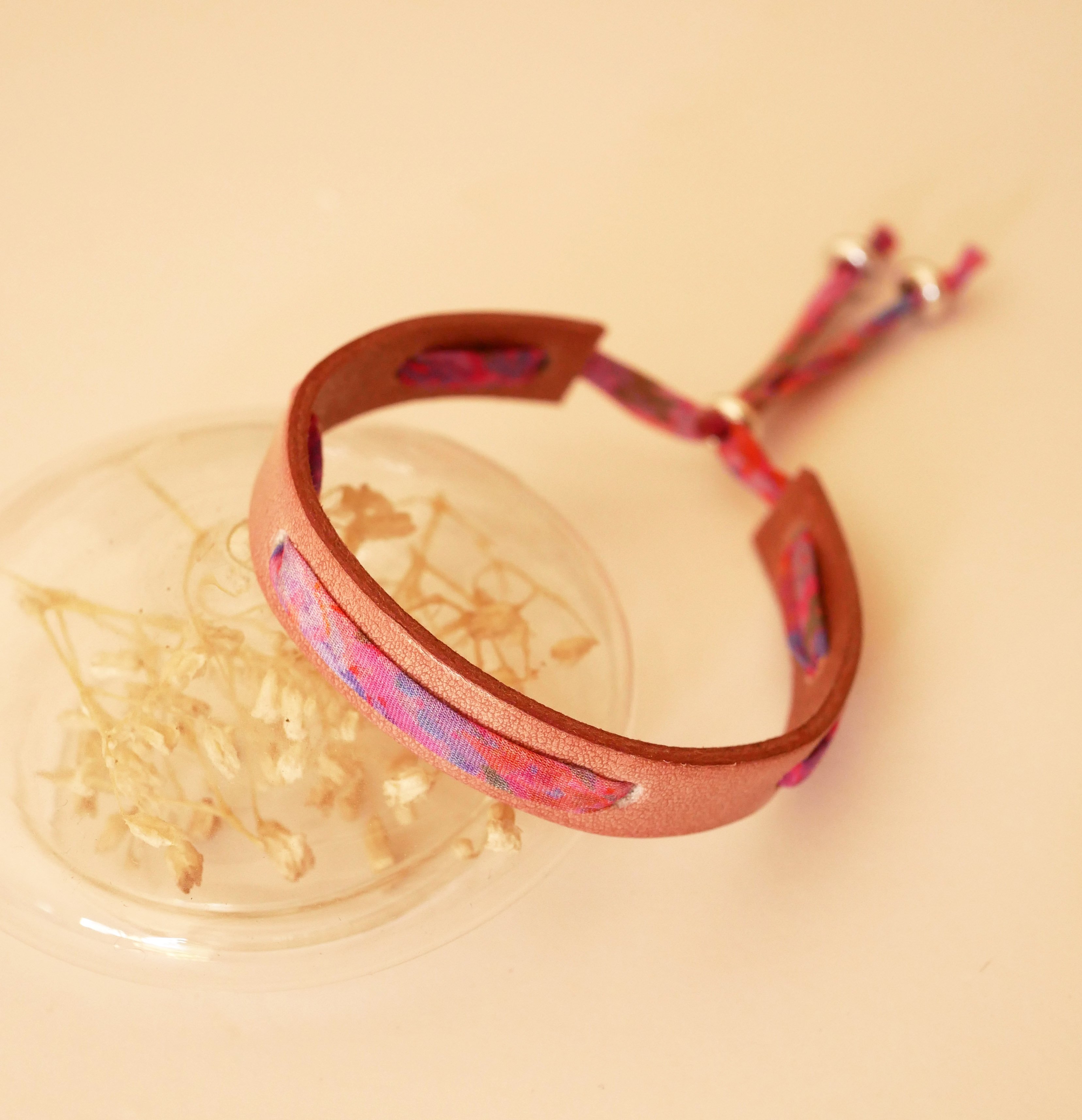 Florâme-armband med liberty Polly-band på gammalt rosa läder