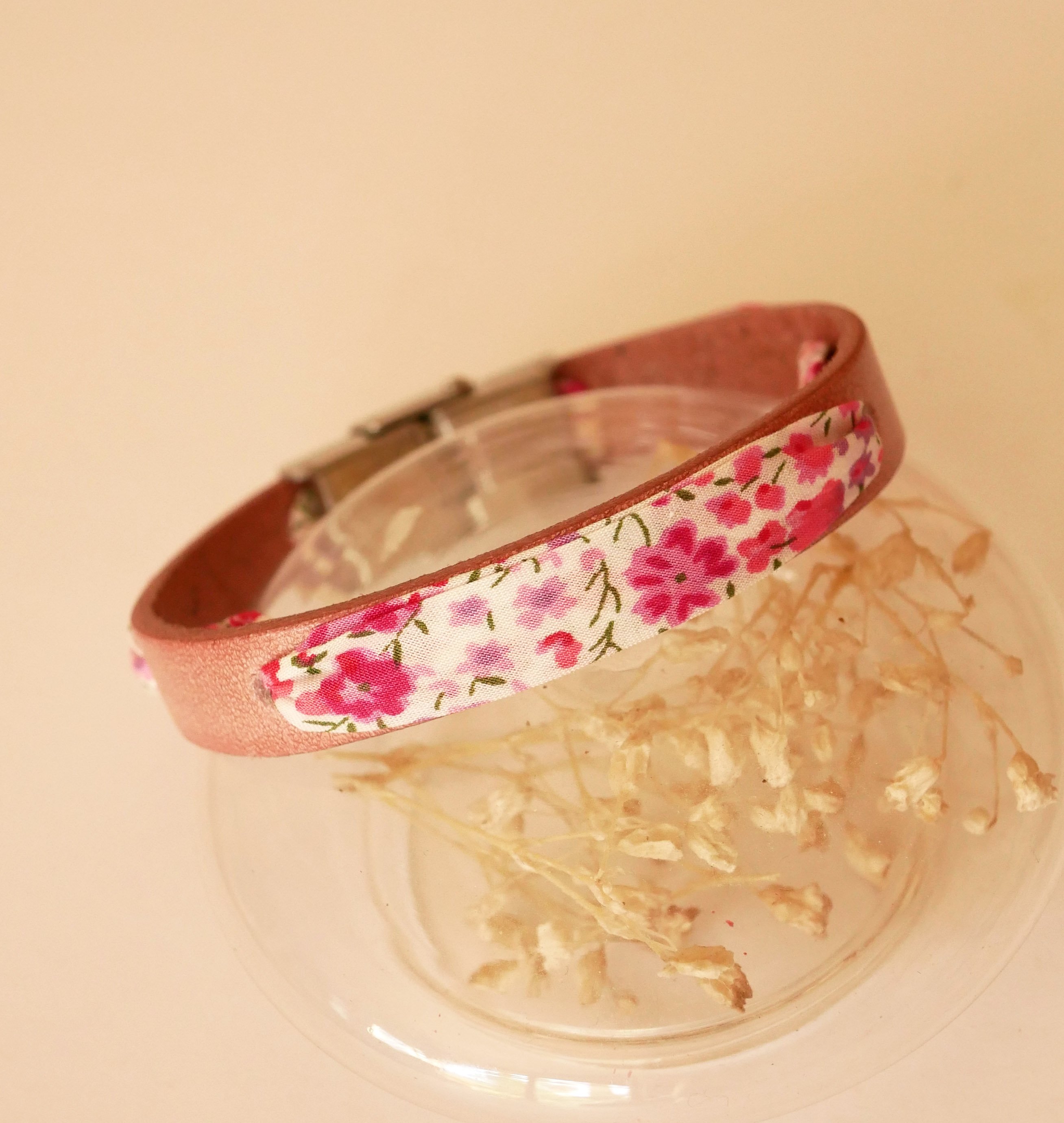 Florâme-armband med rosa blommor i libertyband på åldrat rosa läder