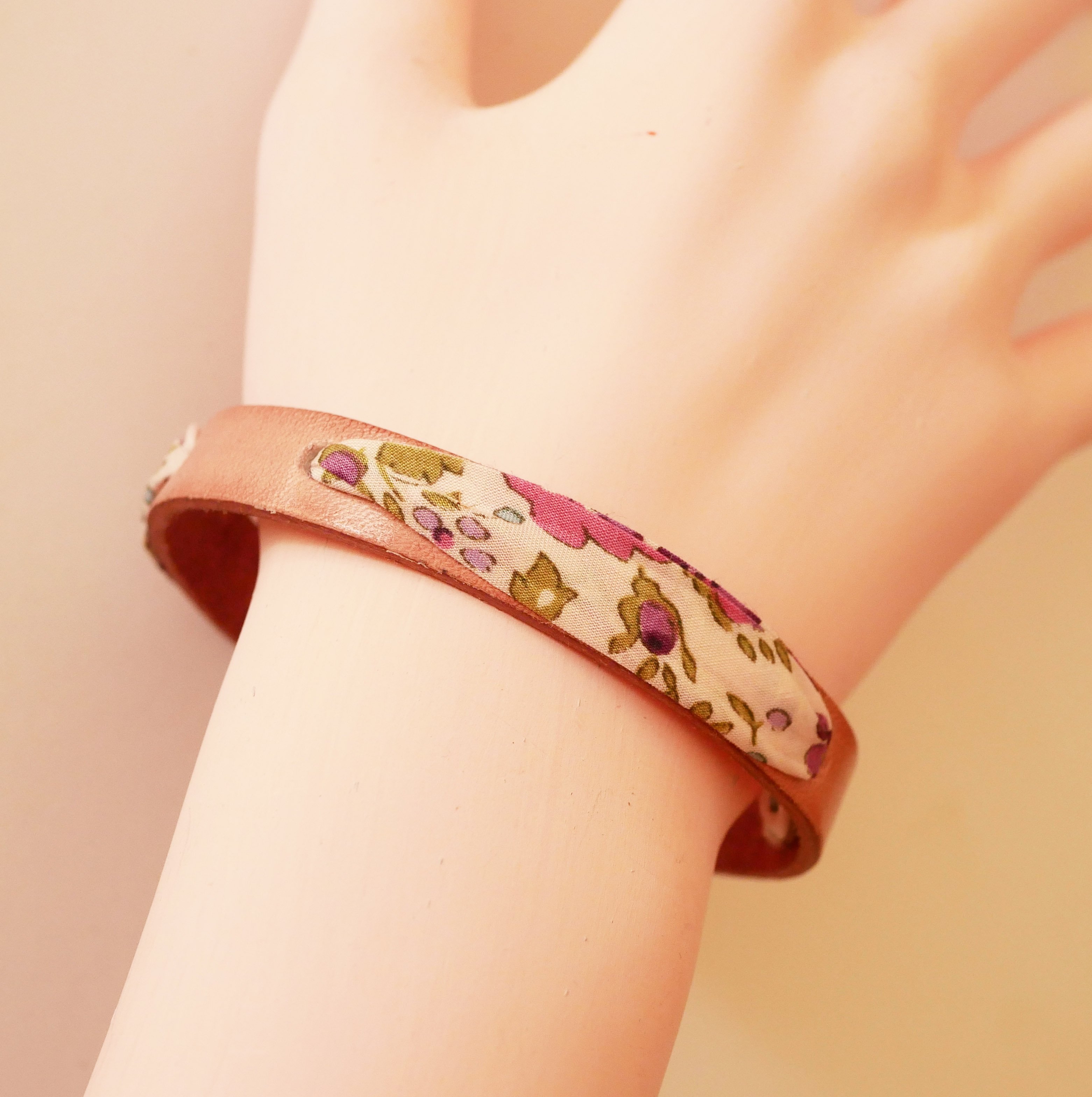 Flor&acirc;me-armband med libertyband och lila blommor p&aring; &aring;ldrat rosa l&auml;der