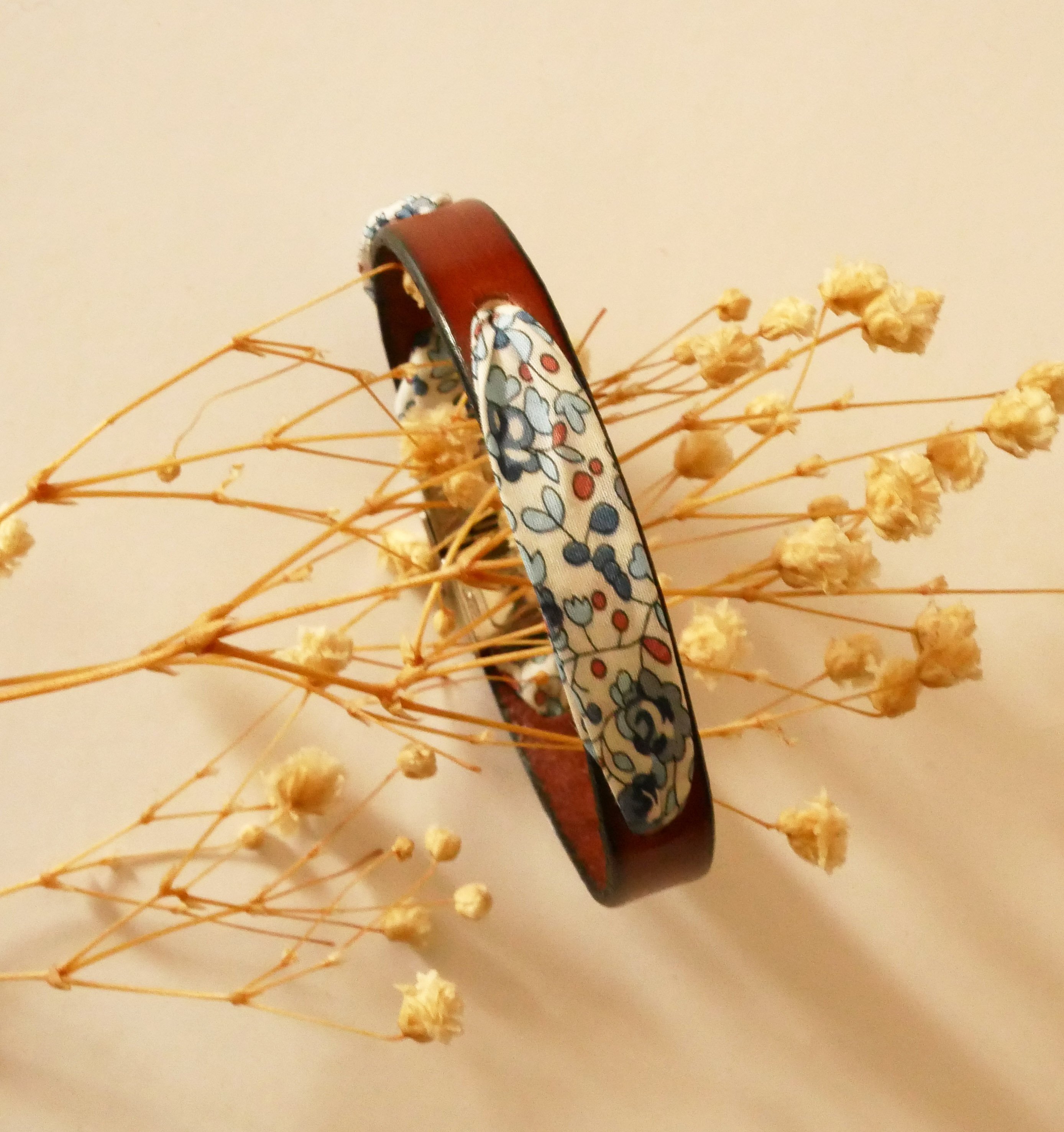 Florâme-armband med libertyband Eloïse blå blommor på brunt läder
