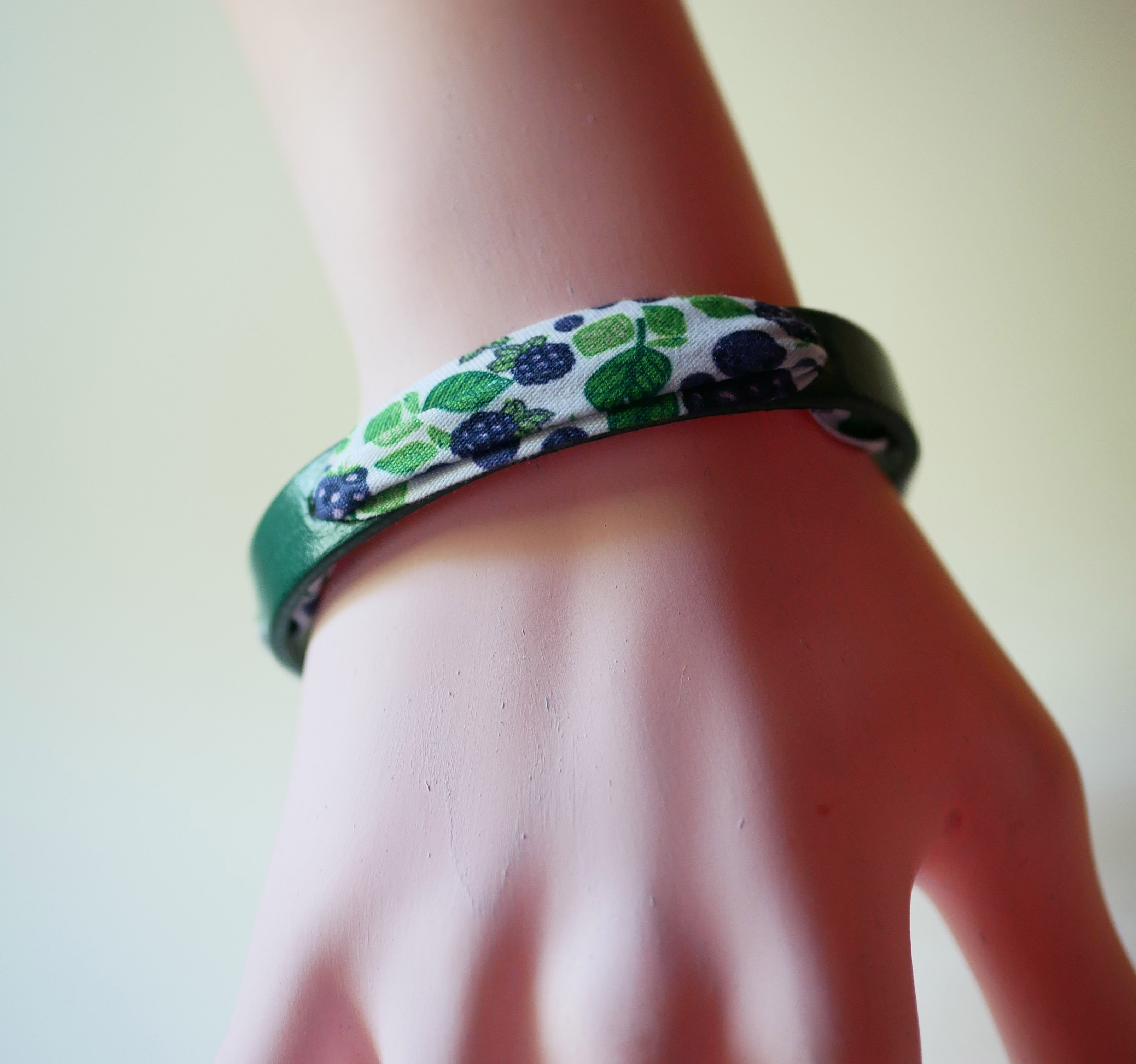 Florâme-armband med björnbärsfruktsband på grönt läder