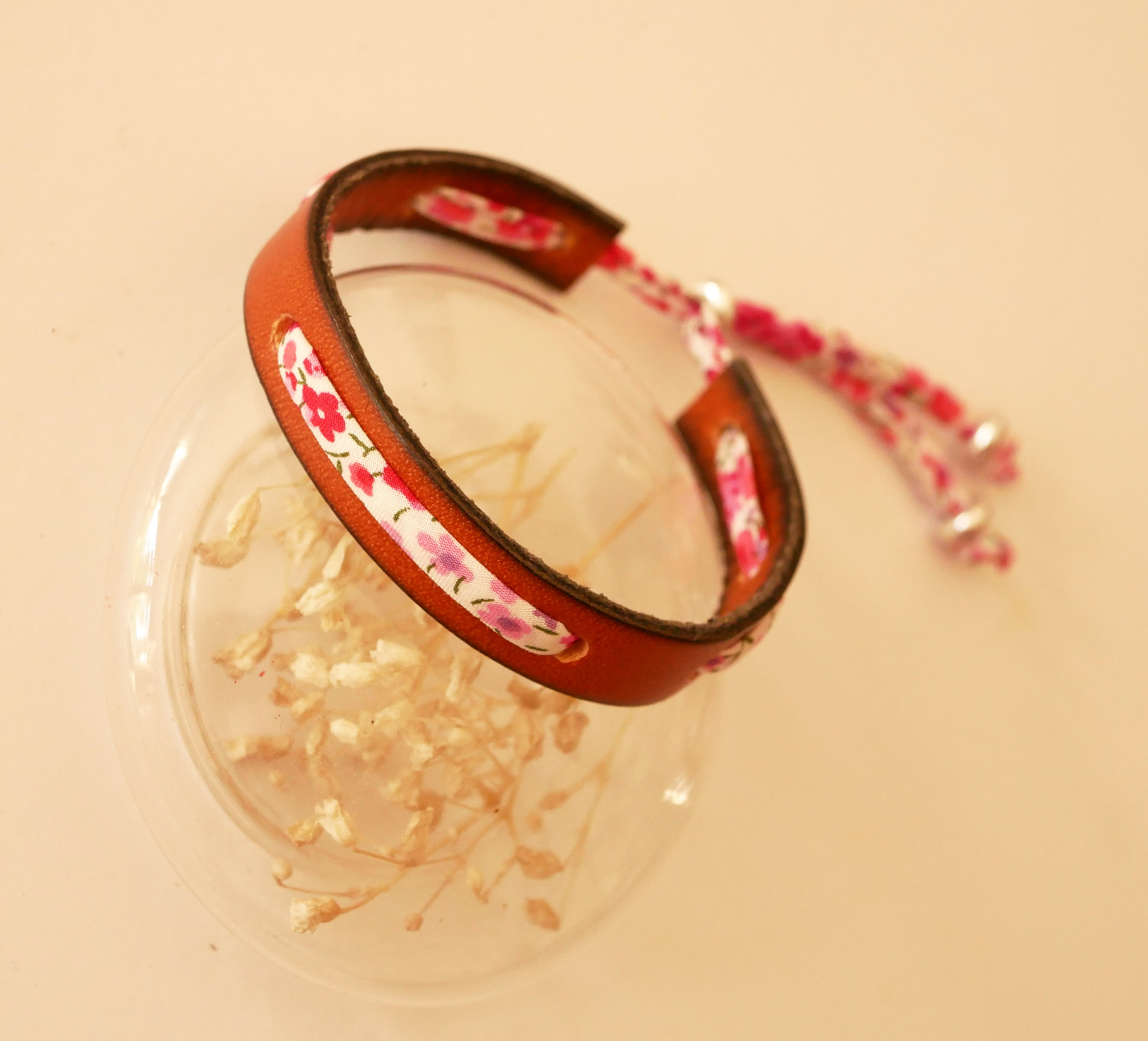 Florâme-armband med Phoebe Rose liberty-band på brunt läder