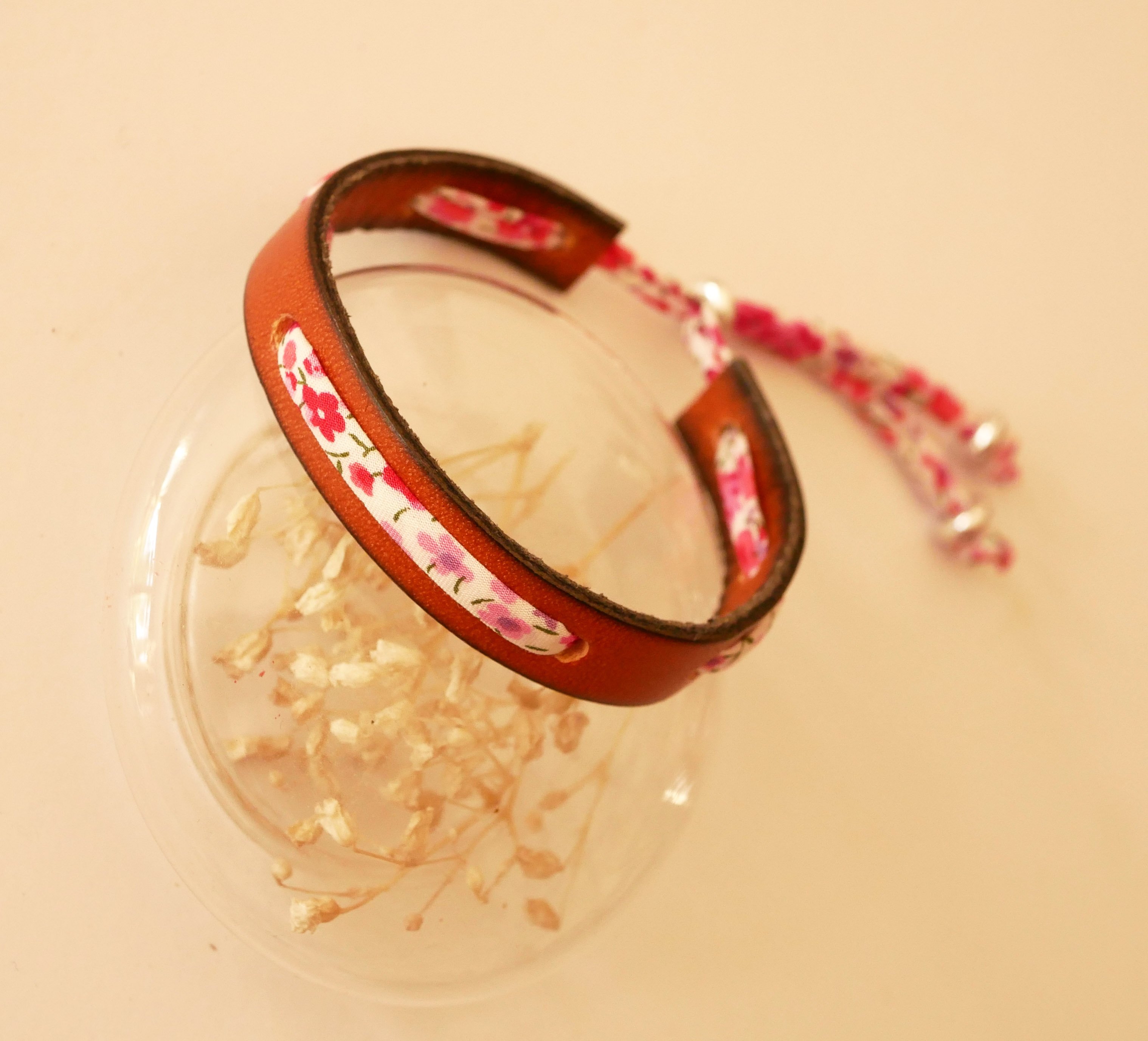 Florâme-armband med Phoebe Rose liberty-band på brunt läder
