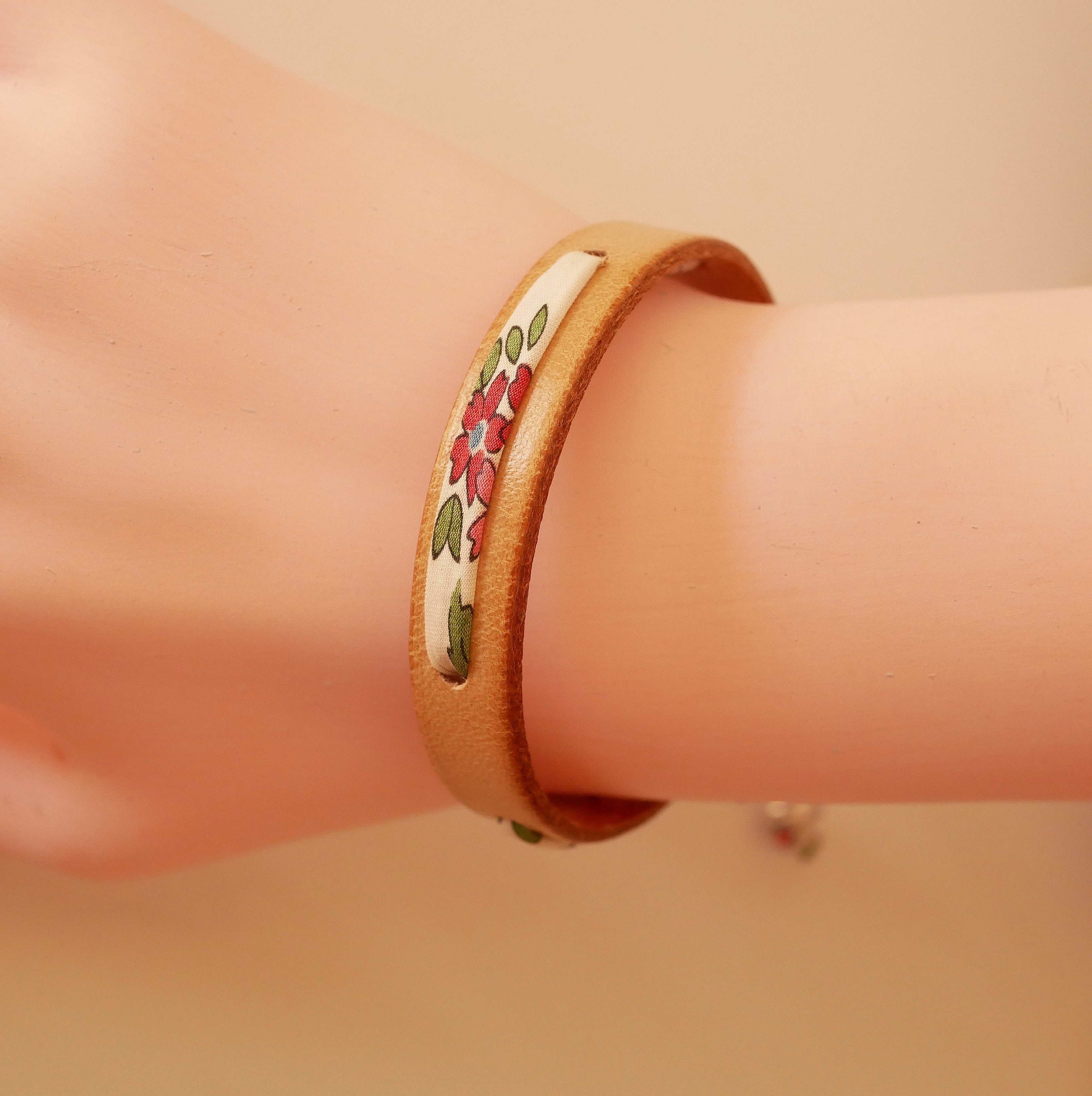 Flor&acirc;me armband i naturl&auml;der med libertyband med jordgubbar