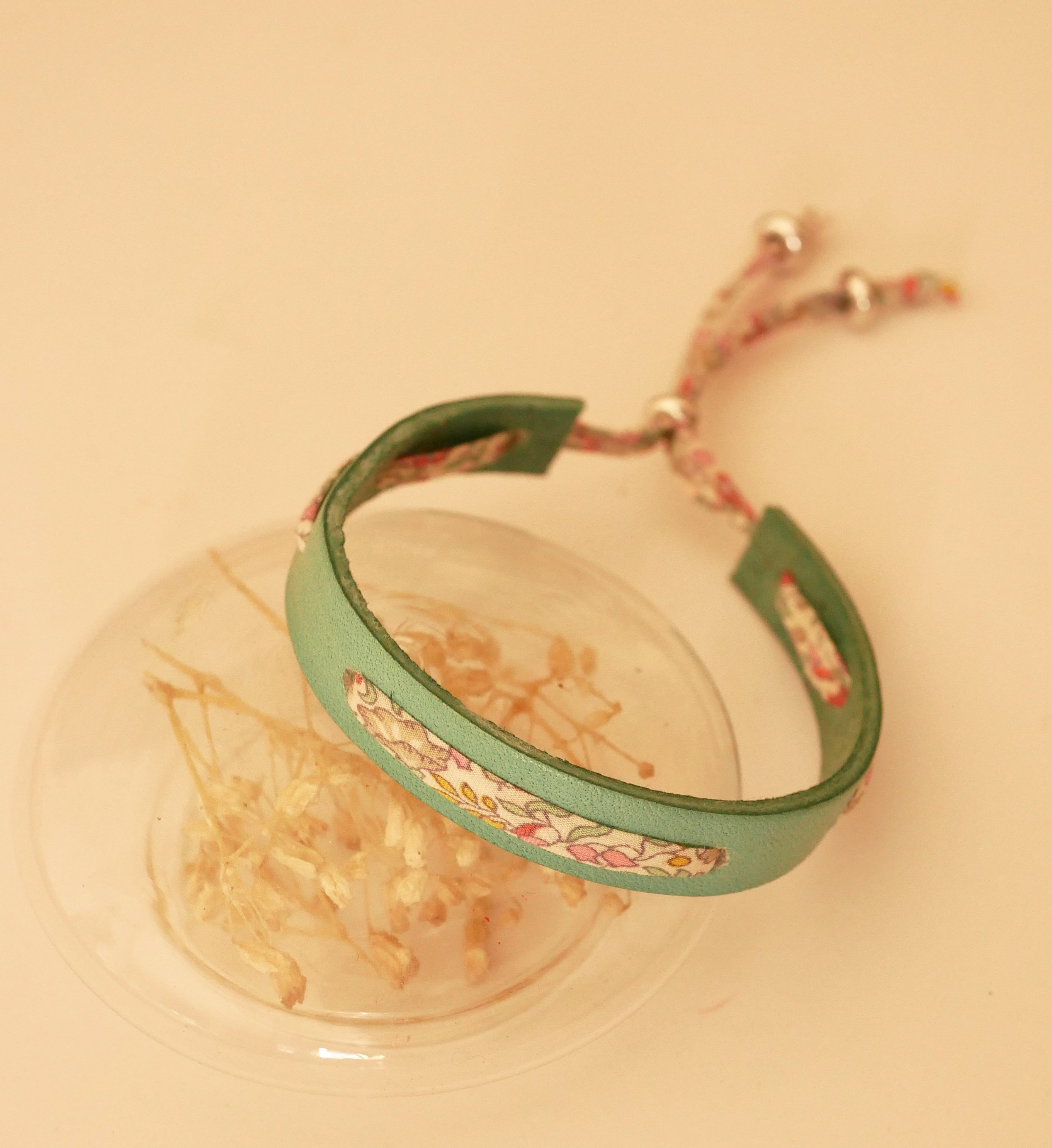 Florâme-armband med pastellfärgat liberty-band på celadongrönt läder